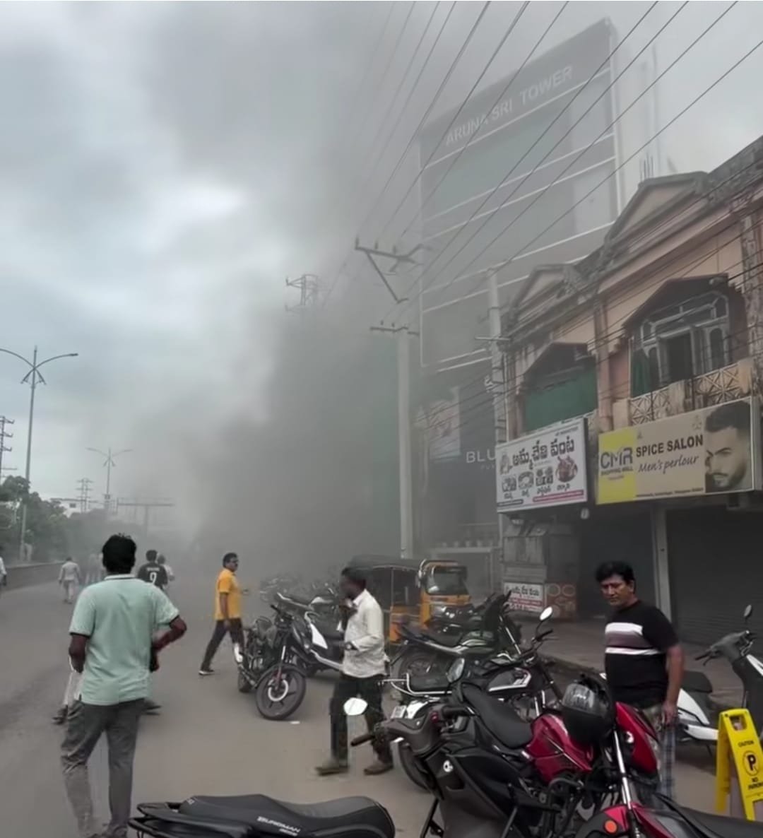 కరీంనగర్  విశ్వ బేకరీలో అగ్నిప్రమాదం