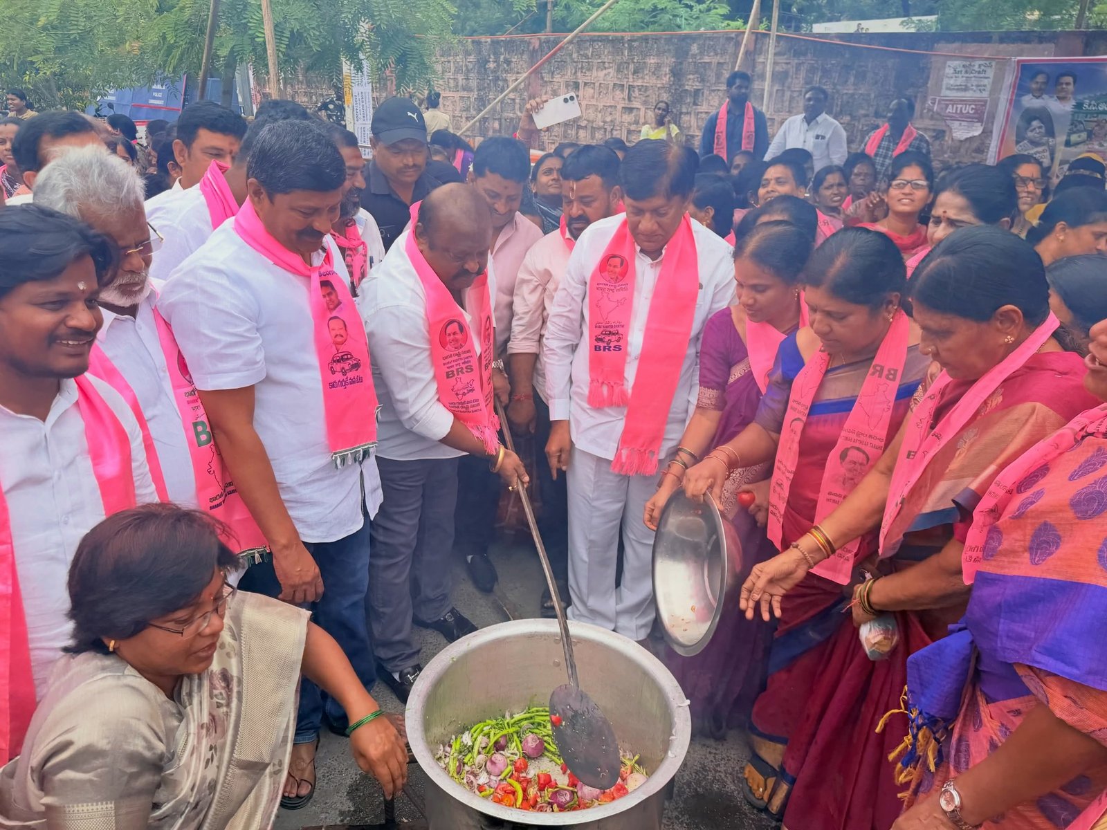 కరీంనగర్ కలెక్టరేట్ ఎదుట బిఆర్ఎస్ వంటావార్పు నిరసన