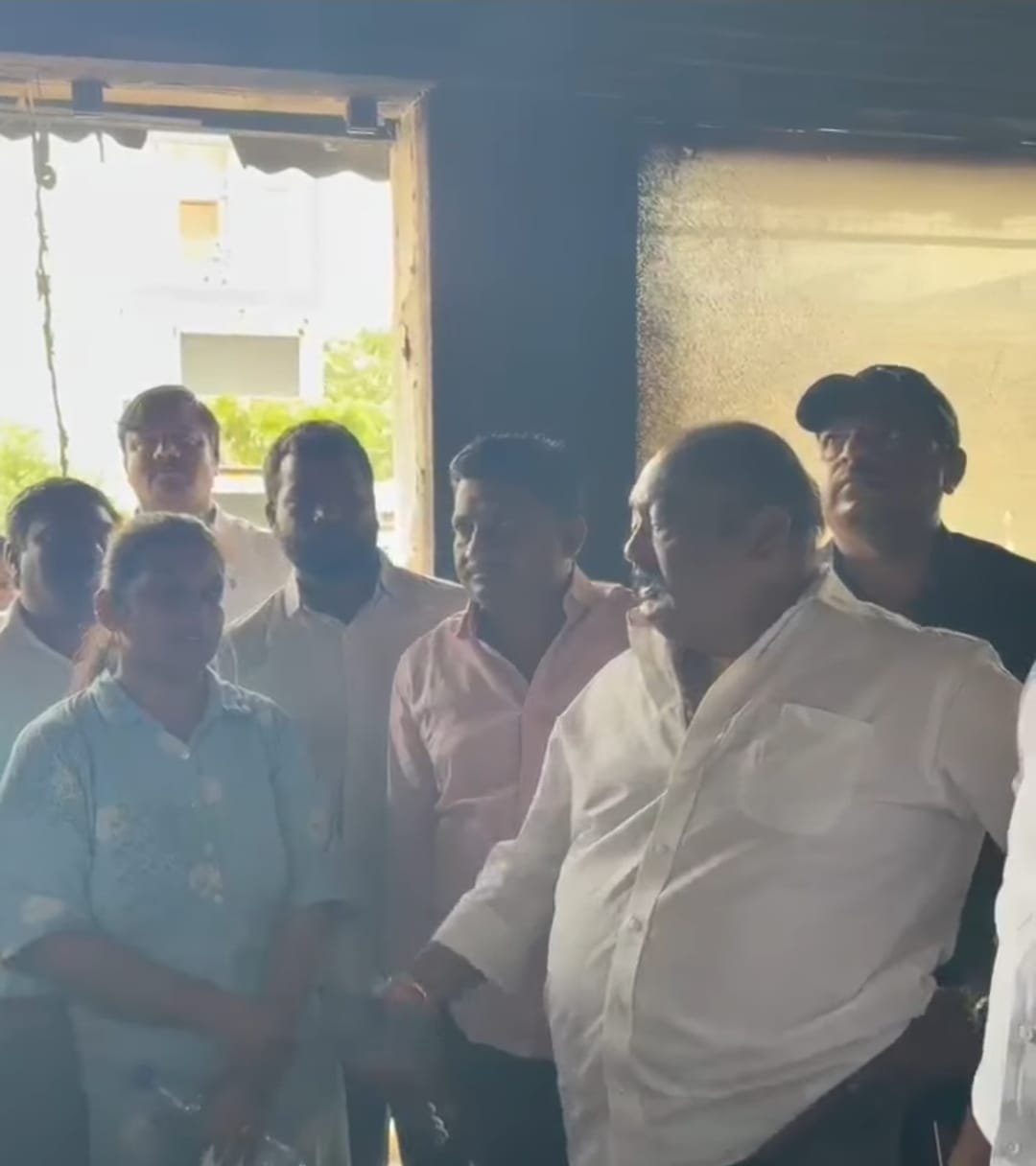 వావిలాలపల్లి అగ్ని ప్రమాద బాధితులకు ఎమ్మెల్యే గంగుల కమలాకర్ భరోసా
