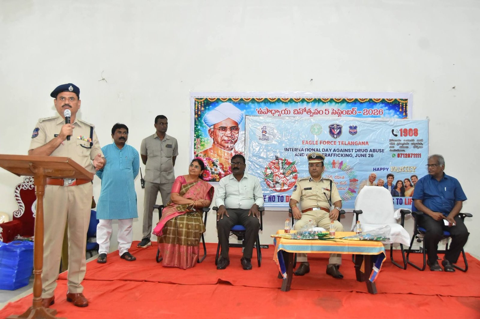 ఉపాధ్యాయుల మాట వినండి.. జీవితానికి బంగారు బాట వేసుకోండి