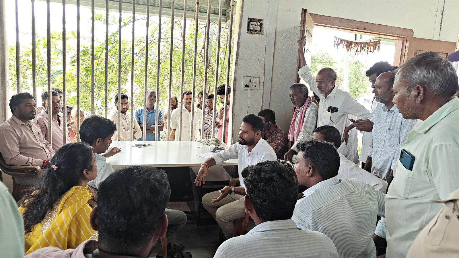వ్యవసాయ అధికారులను నిలదీసిన సర్పంచ్ కుంటెల్లి నాగరాజు  యూరియా కొరతతో రైతుల తీవ్ర ఇబ్బందులు