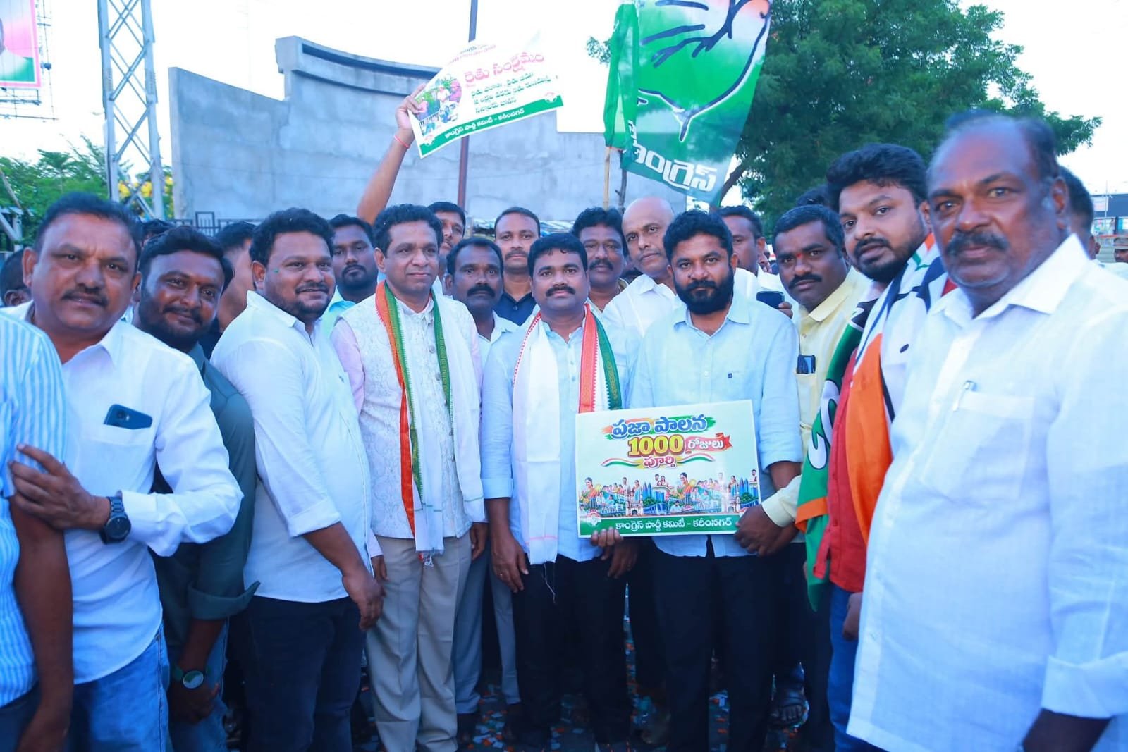 కరీంనగర్‌లో అంబరాన్నంటిన 1000 రోజుల ప్రజా పాలన విజయోత్సవాలు  భారీ కేక్ కట్ చేసి.. బాణాసంచా కాల్చి సంబరాలు