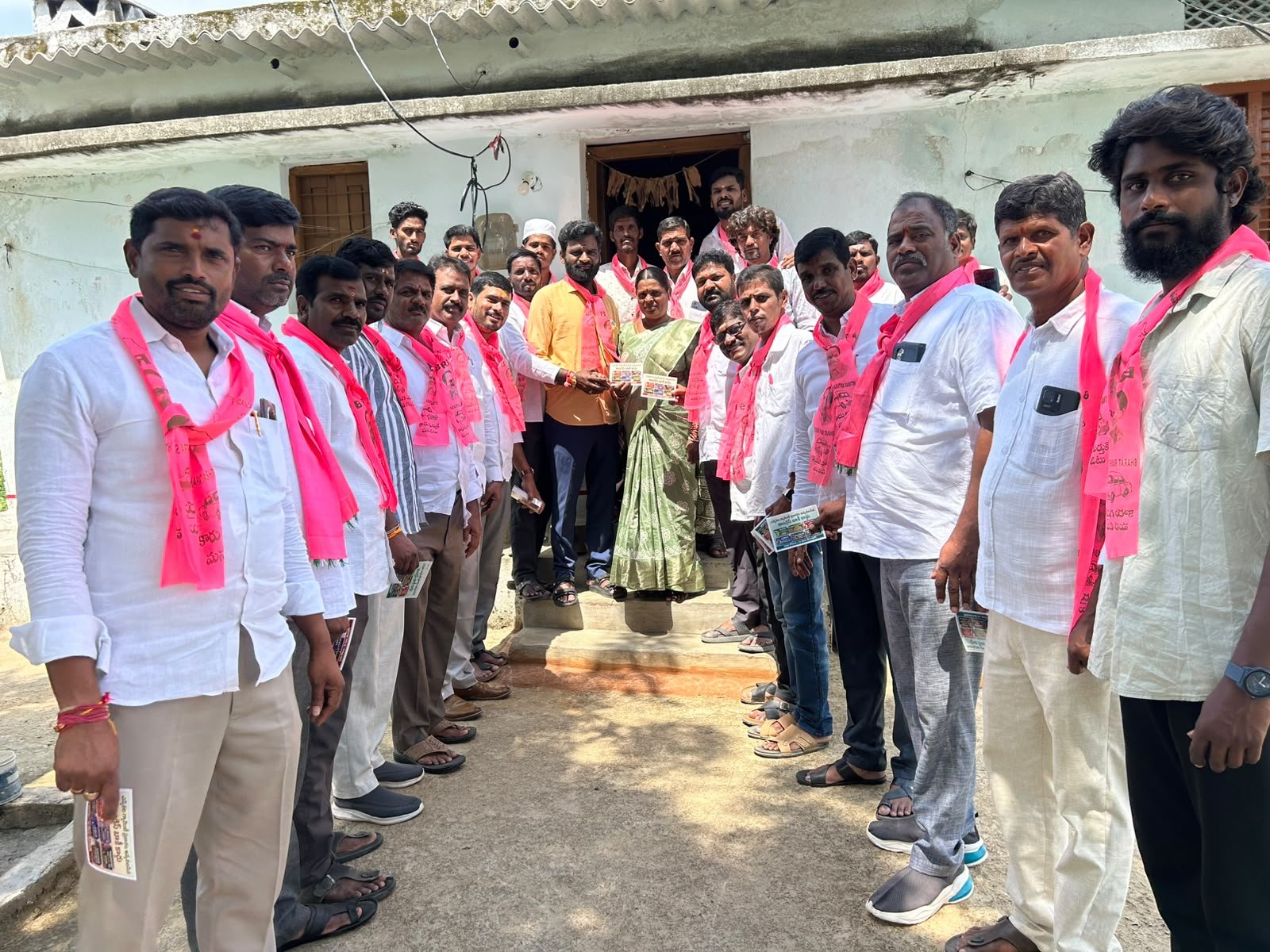 మంగంపేటలో కాంగ్రెస్‌ వెయ్యి రోజుల పాలనపై బీఆర్ఎస్‌ బాకీ కార్డుల పంపిణీ