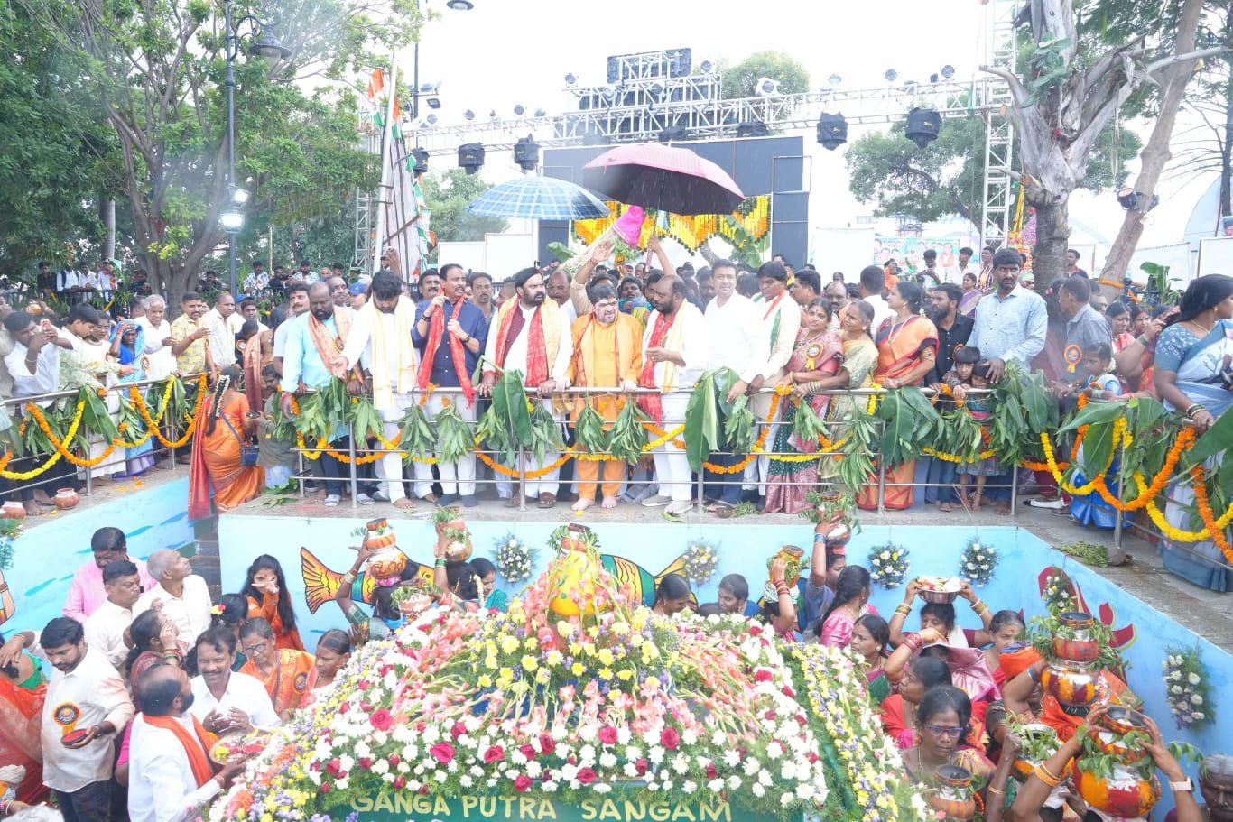 హుస్సేన్ సాగర్ తీరంలో ఘనంగా తెలంగాణ గంగా తెప్పోత్సవం