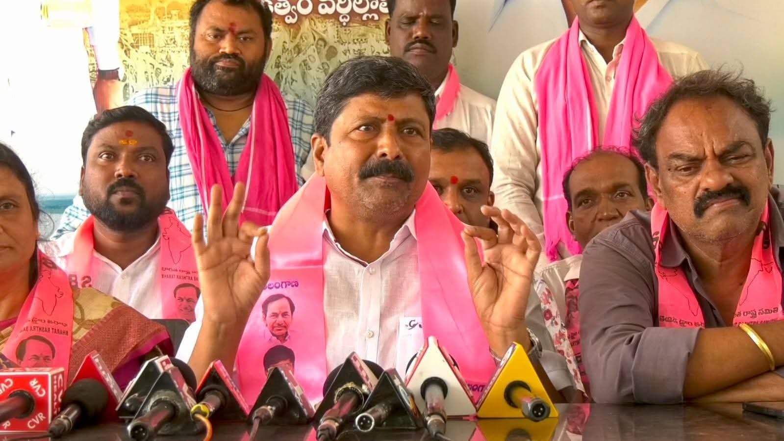 యువ సమరభేరి విజేతతో బీజేపీ, కాంగ్రెస్‌లలో భయం మొదలైంది: బీఆర్ఎస్ నగర అధ్యక్షుడు చల్లా హరిశంకర్