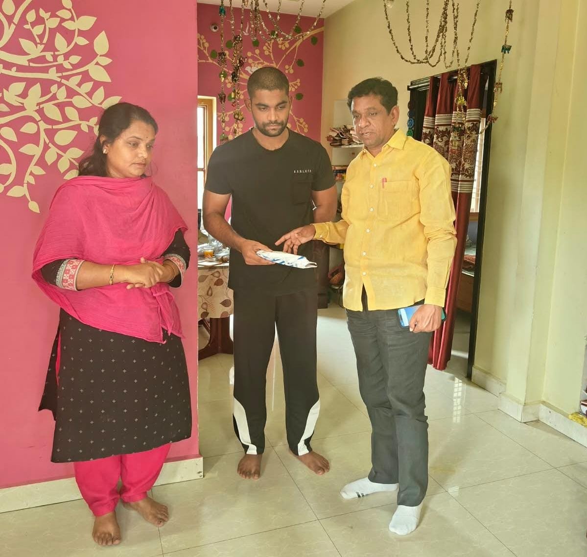 అల్ఫోర్స్ వైస్ అడ్మినిస్ట్రేటర్ ప్రణీత కుటుంబాన్ని పరామర్శించిన డాక్టర్ నరేందర్ రెడ్డి