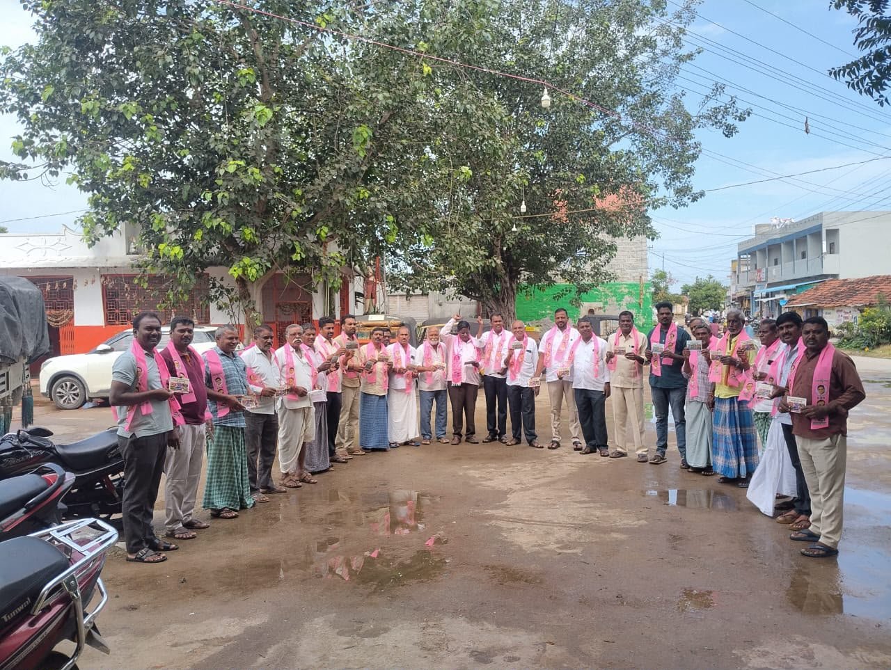 నిమ్మపెల్లిలో బీఆర్‌ఎస్‌ ఆధ్వర్యంలో వినూత్న నిరసన