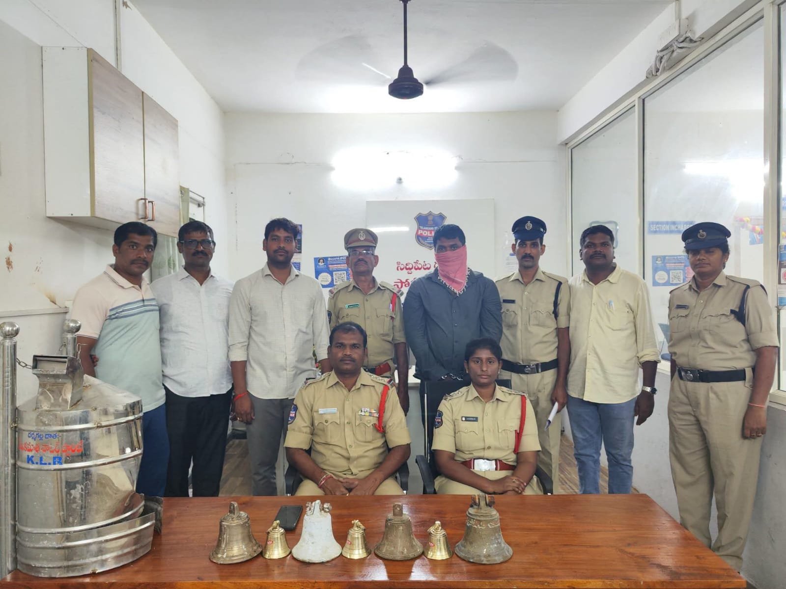 సిద్దిపేటలో వరుస ఆలయ దొంగతనాలు  నిందితుడు అరెస్ట్.. ఆలయ సొత్తు స్వాధీనం