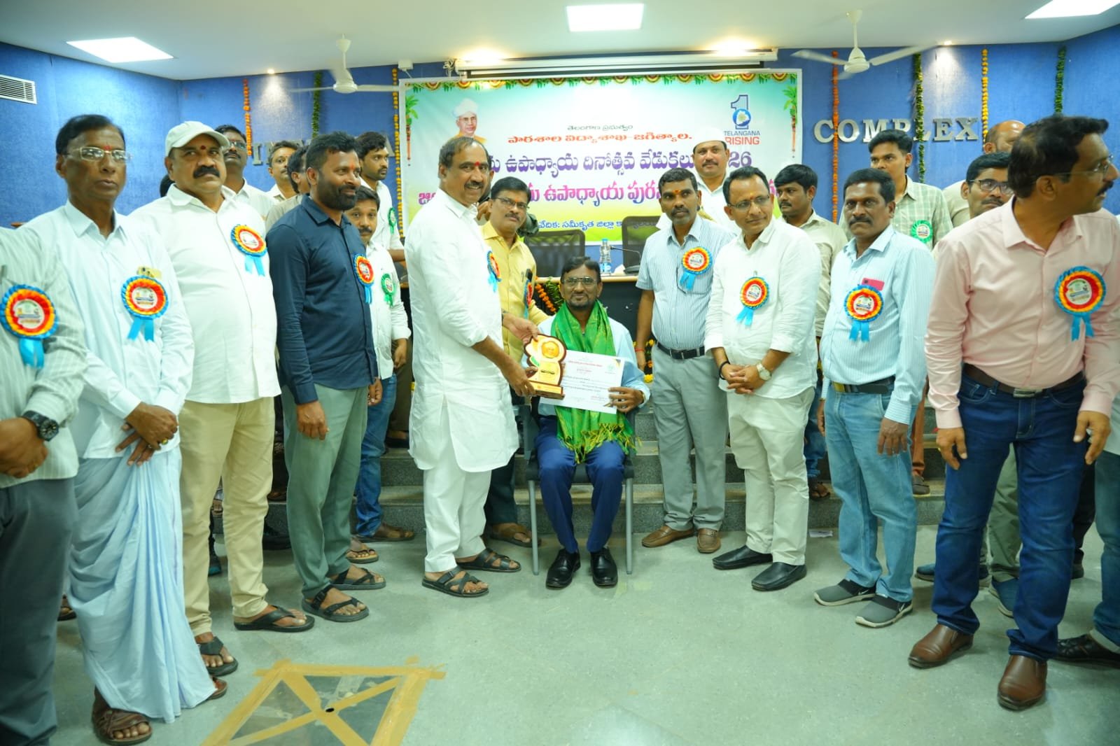 ఎమ్మెల్యే డాక్టర్ సంజయ్ కుమార్ చేతుల మీదుగా ఉత్తమ ఉపాధ్యాయ అవార్డు అందుకున్న అబ్దుల్ జమీల్