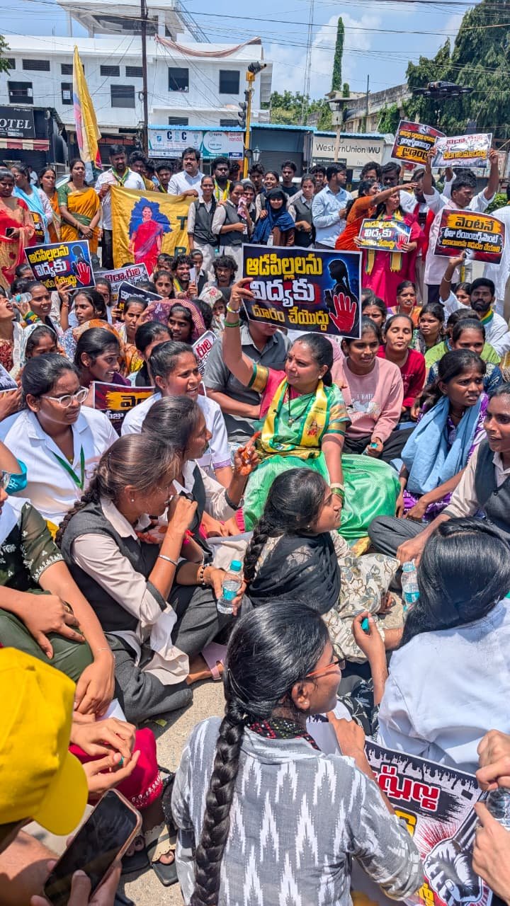 ఫీ రీయింబర్స్మెంట్ బకాయిలు చెల్లించాలని డిమాండ్ చేస్తూ హన్మకొండలో విద్యార్థుల భారీ ర్యాలీ కల్వకుంట్ల కవిత నిప్పులు