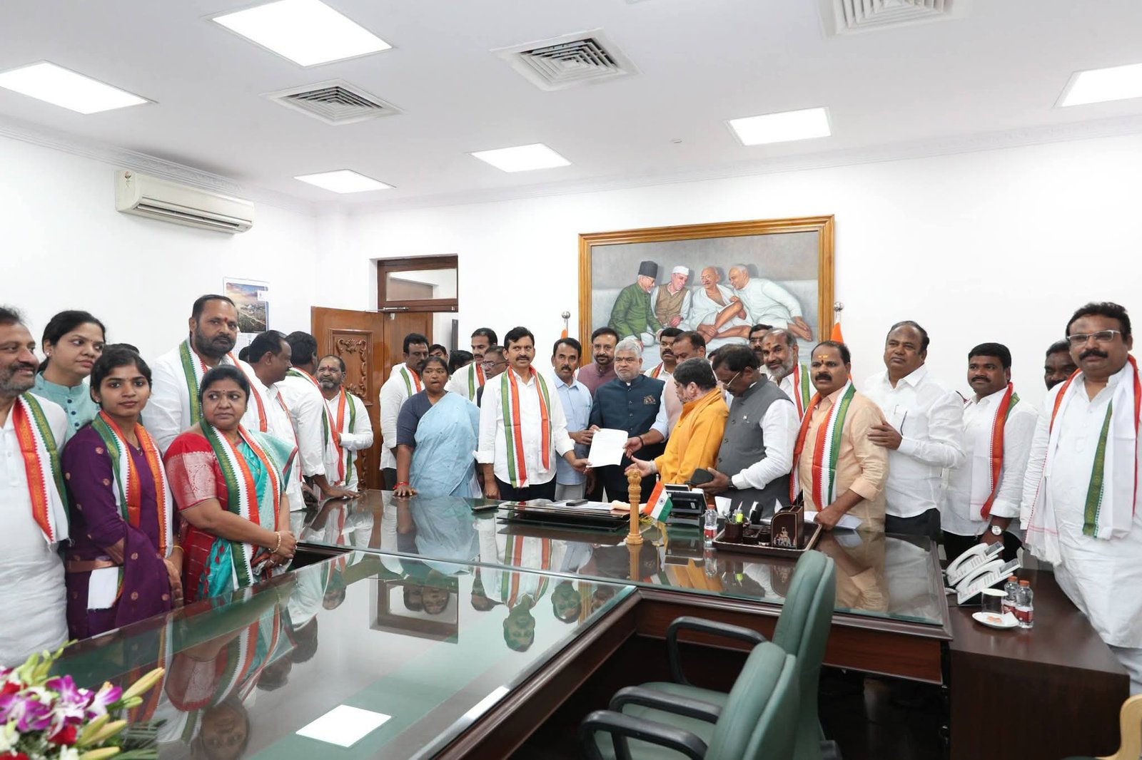స్పీకర్ గడ్డం ప్రసాద్ కుమార్‌కు మద్దతుగా నిలిచిన రాష్ట్ర మంత్రులు, ప్రజాప్రతినిధులు.. ఎమ్మెల్సీ తాతా మధు వ్యాఖ్యలపై తీవ్ర ఆగ్రహం