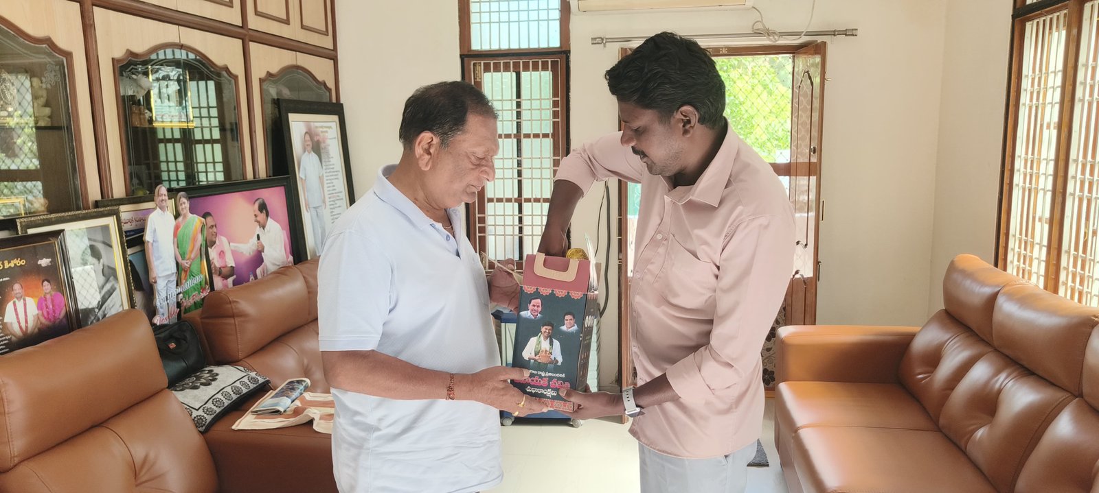 ధర్మపురి మాజీ ఎమ్మెల్యే కొప్పుల ఈశ్వర్‌కు విత్తన గణపతి అందజేత
