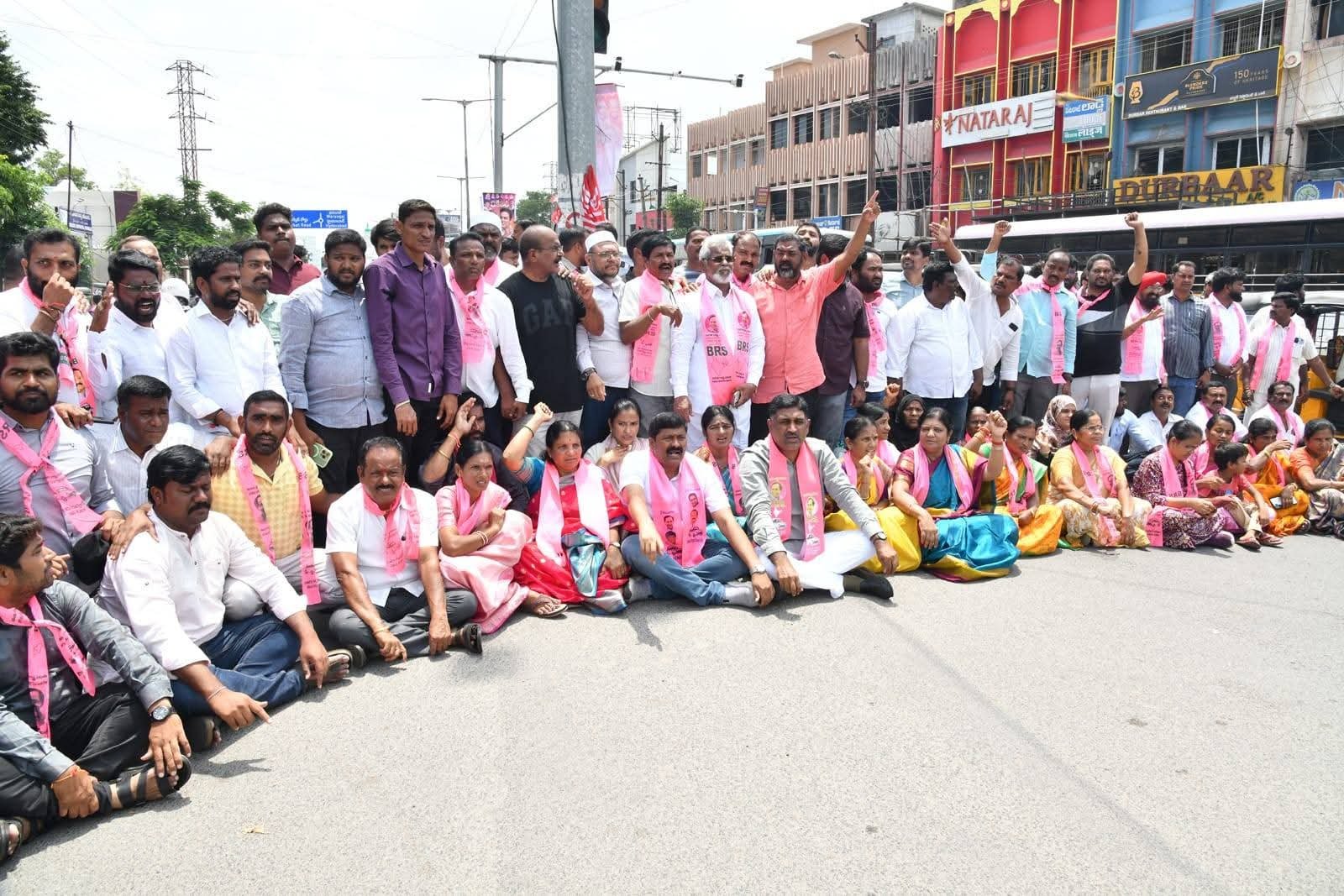 ఎమ్మెల్యేల అరెస్ట్‌పై భగ్గుమన్న బీఆర్ఎస్.. కరీంనగర్‌లో భారీ రాస్తారోకో