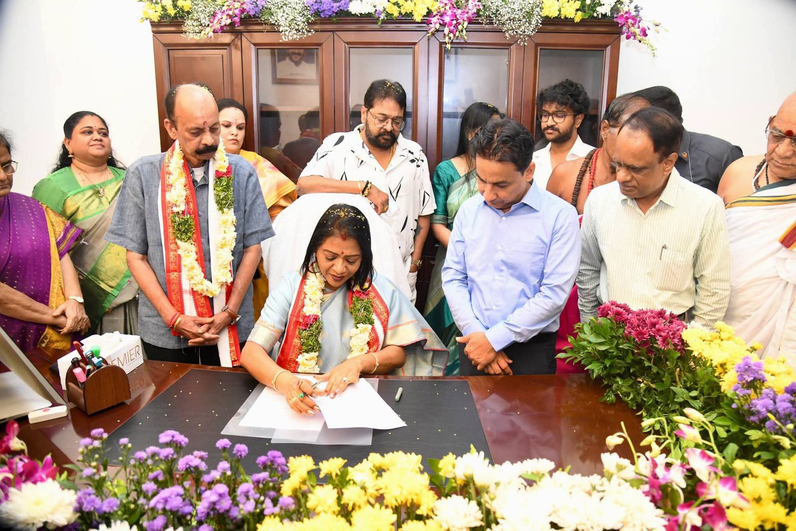 మహిళలకు, ముఖ్యంగా బీసీ మహిళలకు దక్కిన గౌరవం: రాష్ట్ర ప్రణాళికా సంఘం వైస్ చైర్ పర్సన్‌గా గద్వాల విజయలక్ష్మి బాధ్యతల స్వీకరణ