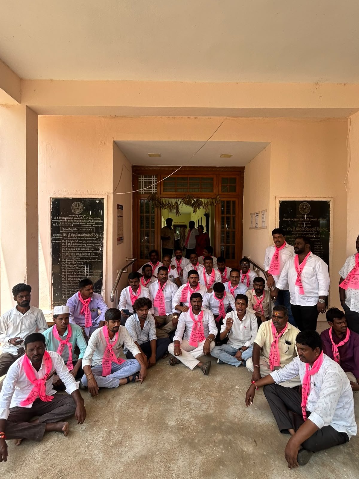 అసెంబ్లీ వద్ద బీఆర్‌ఎస్ ఎమ్మెల్యేల అరెస్టును నిరసిస్తూ అంబేద్కర్ చౌరస్తాలో ధర్నా