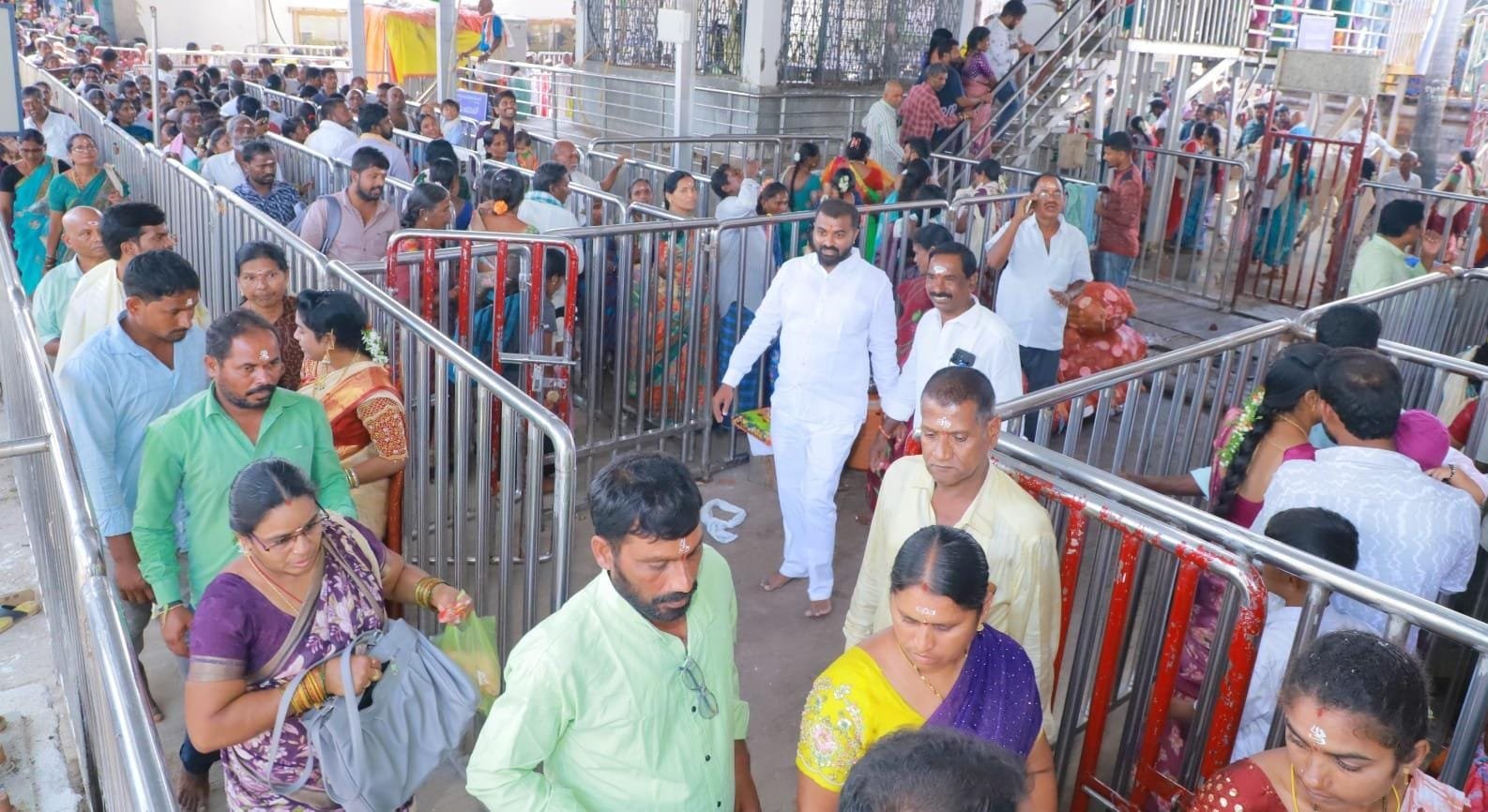 వేములవాడలో పోటెత్తిన భక్తులు.. శ్రావణ చివరి సోమవారం సందడి