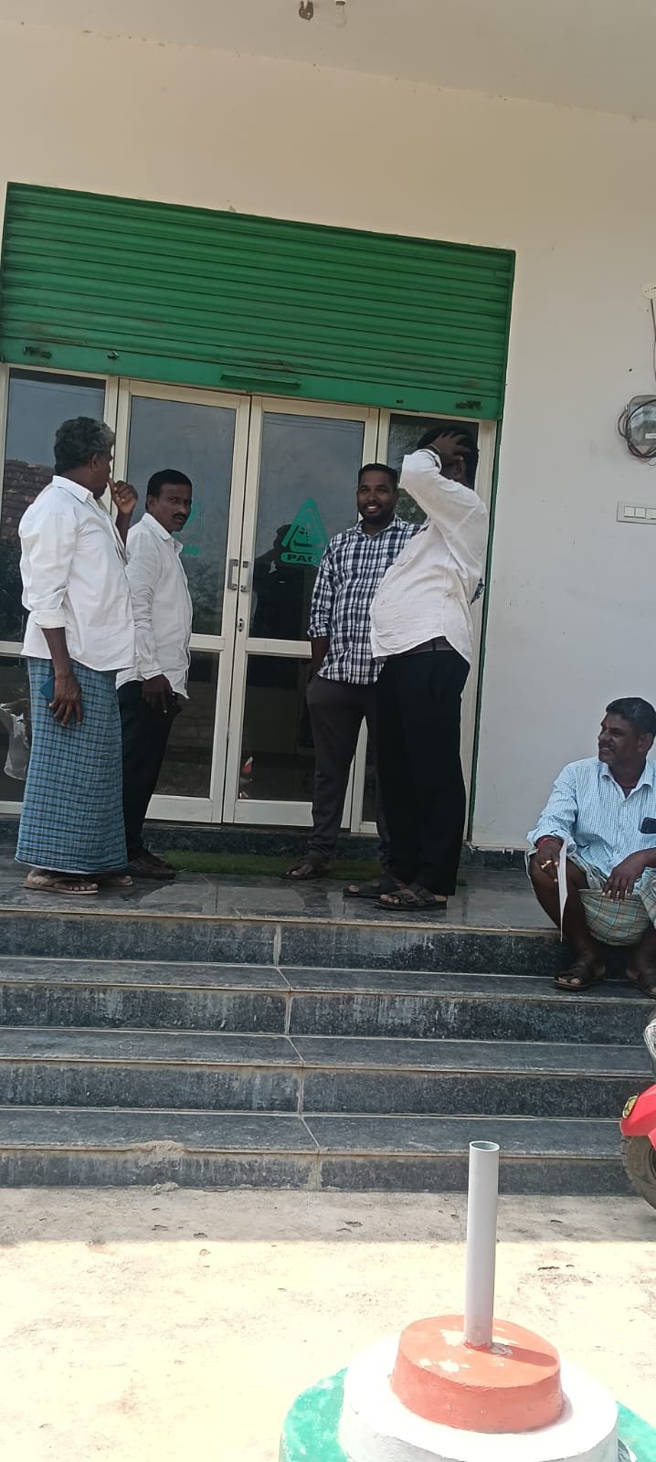 కోరెం ఫ్యాక్స్ సెంటర్‌లో సర్వర్ సమస్య.. రైతులకు తప్పని తిప్పలు