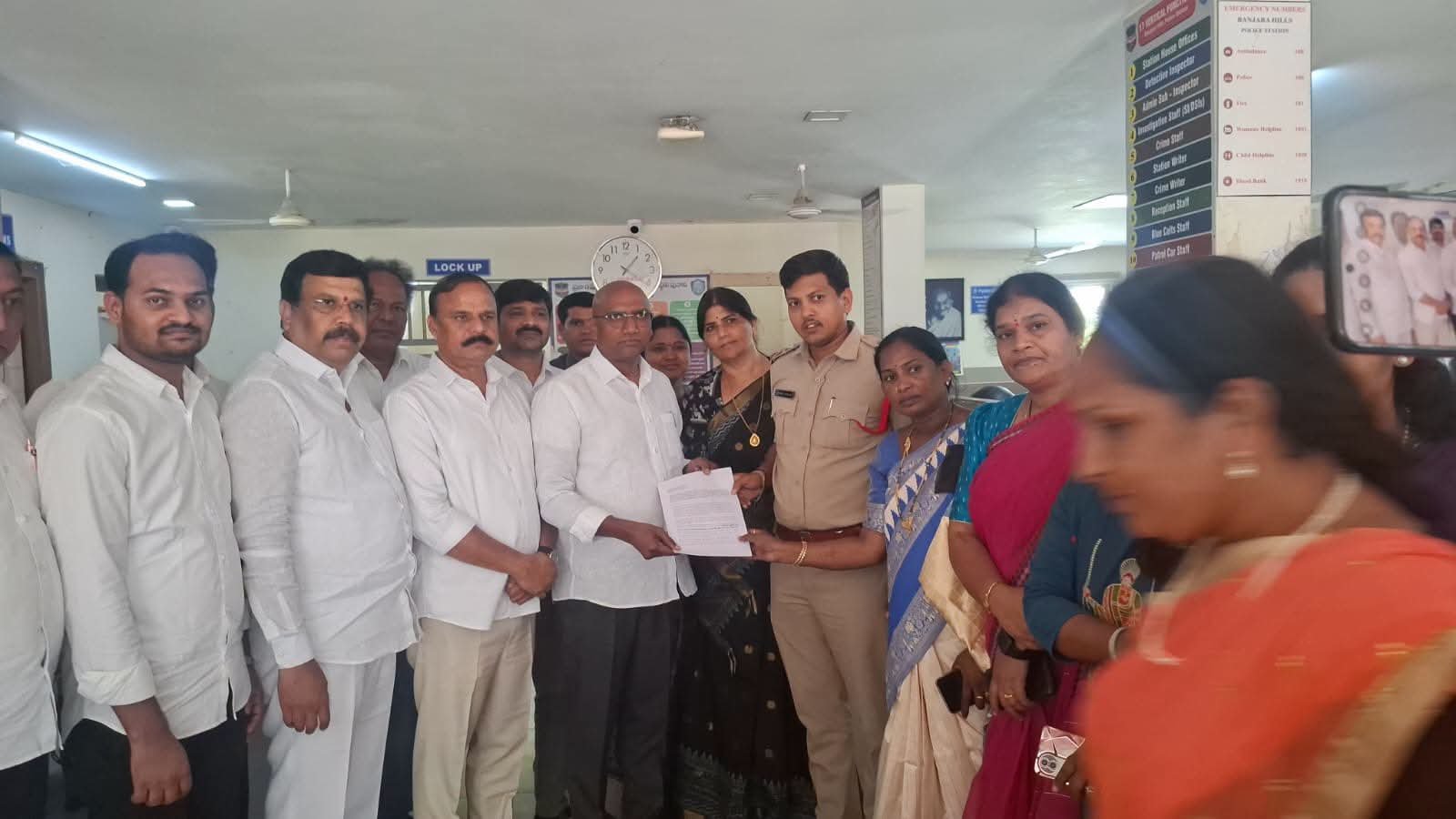 ముఖ్యమంత్రి రేవంత్ రెడ్డిపై క్రిమినల్ కేసు పెట్టాలి బంజారాహిల్స్ పీఎస్‌లో ఫిర్యాదు చేసిన బీఆర్ఎస్ నేతలు