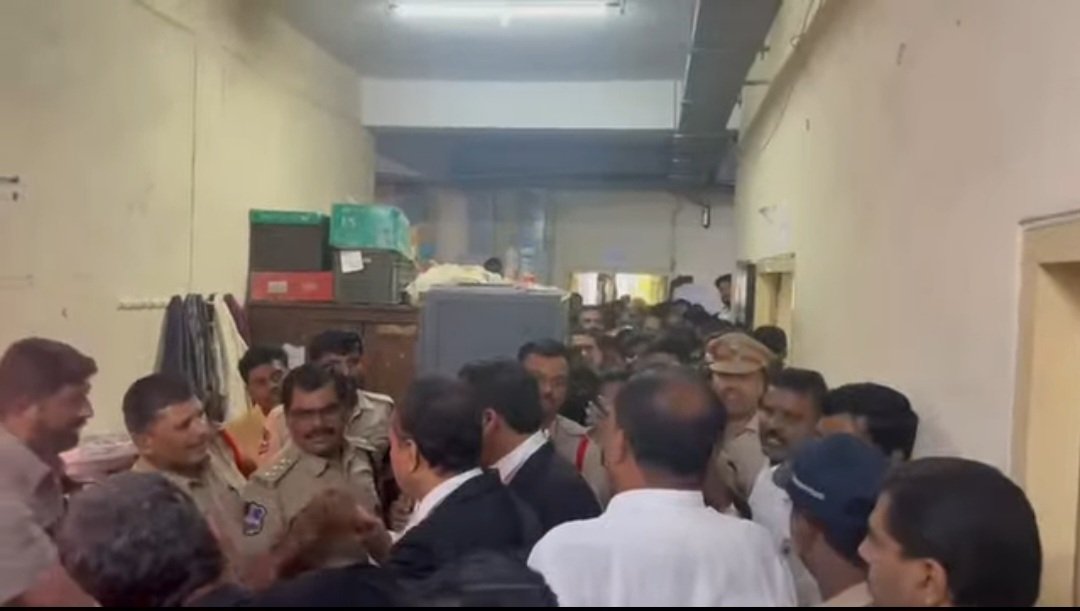 నాంపల్లి కోర్టు వద్ద ఉద్రిక్తత పోలీసుల తీరుపై లాయర్ల ఆగ్రహం