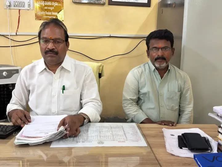 నారాయణపేట సబ్-రిజిస్ట్రార్, ప్రైవేట్ వ్యక్తి ఏసీబీకి పట్టుబట్టుడు