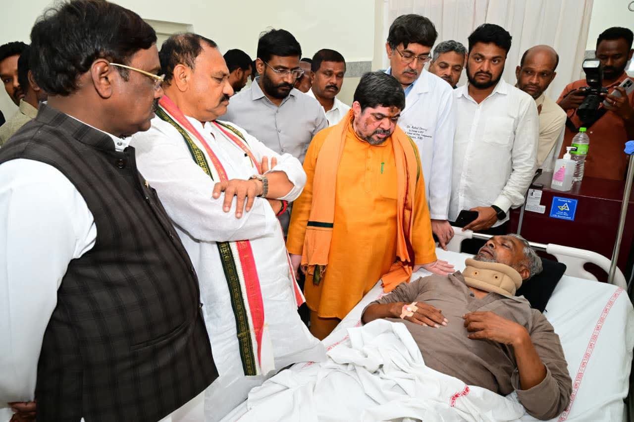 నిమ్స్ ఆసుపత్రిలో గజ్వేల్ మాజీ ఎమ్మెల్యే తూంకుంట నర్సారెడ్డి పరామర్శ ఆరోగ్య పరిస్థితి నిలకడగా ఉంది