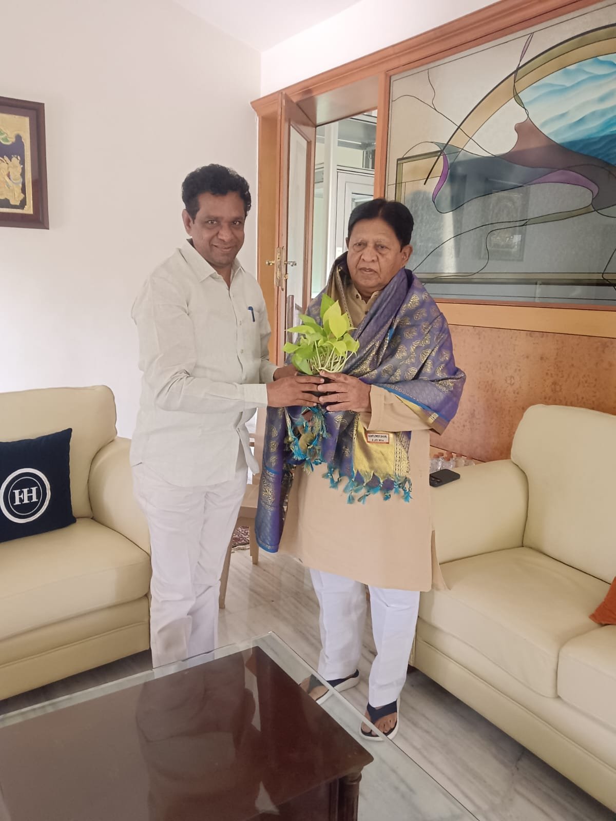 రాష్ట్ర ప్రభుత్వ సలహాదారుడు సుదర్శన్ రెడ్డిని కలిసిన అల్ఫోర్స్ నరేందర్ రెడ్డి 1000 రోజుల ప్రజాపాలన శుభాకాంక్షలు