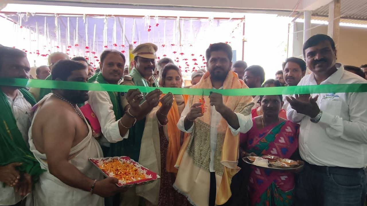 హుజురాబాద్‌లో అగ్రిమాల్ ఫెర్టిలైజర్ షాపును ప్రారంభించిన కాంగ్రెస్ ఇంచార్జి వొడితల ప్రణవ్