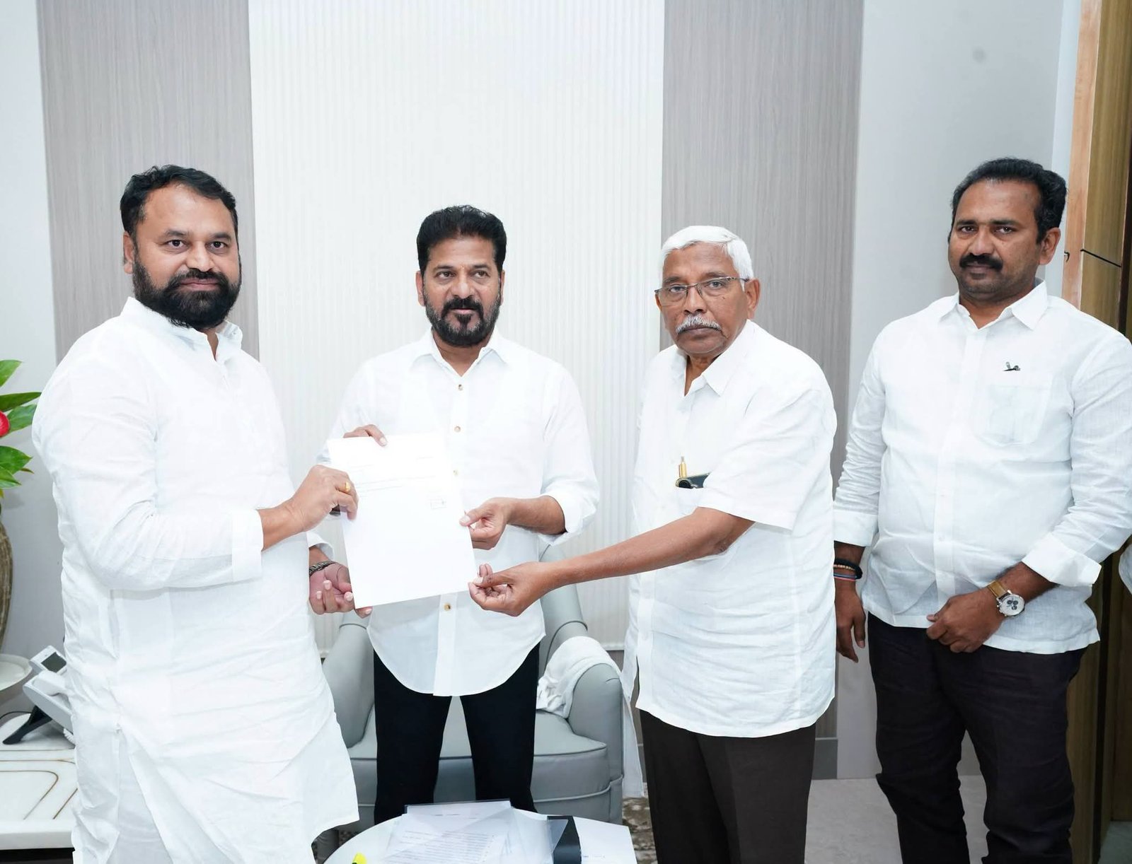 ముఖ్యమంత్రి రేవంత్ రెడ్డిని కలిసి ప్రజా సమస్యలపై వినతిపత్రం అందజేసిన ఎమ్మెల్సీలు కోదండరామ్, శ్రీపాల్ రెడ్డి