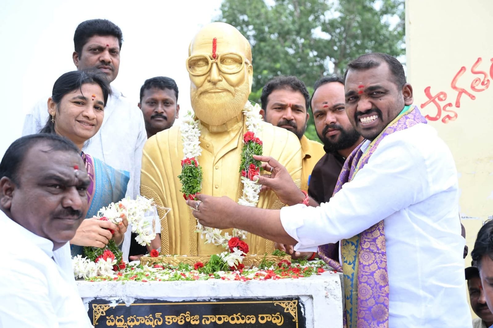 ప్రజాకవి కాళోజి జయంతి వేడుకలు.. రేకుర్తిలో విగ్రహానికి నివాళులర్పించిన మేయర్ కొలగాని శ్రీనివాస్