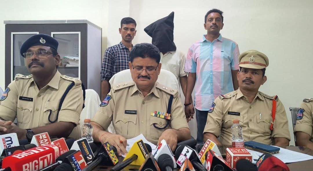 చైన్ స్నాచింగ్‌లు, బైక్ దొంగతనాల కేసుల ఛేదన.. నిందితుడు అరెస్ట్