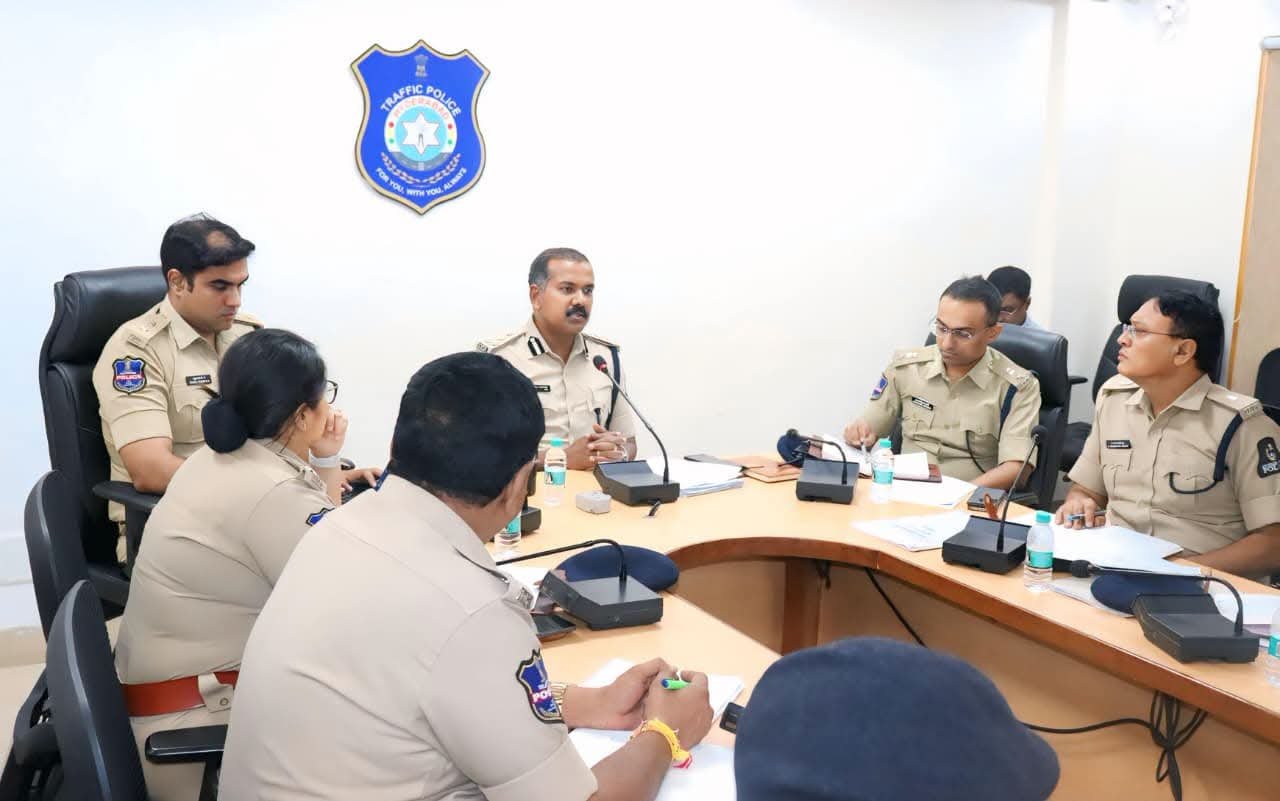 గణేష్ ఉత్సవాల ట్రాఫిక్ నిర్వహణపై ఉన్నతస్థాయి సమీక్షా సమావేశం.. అధికారులకు జాయింట్ సీపీ జోయల్ డేవిస్ దిశానిర్దేశం