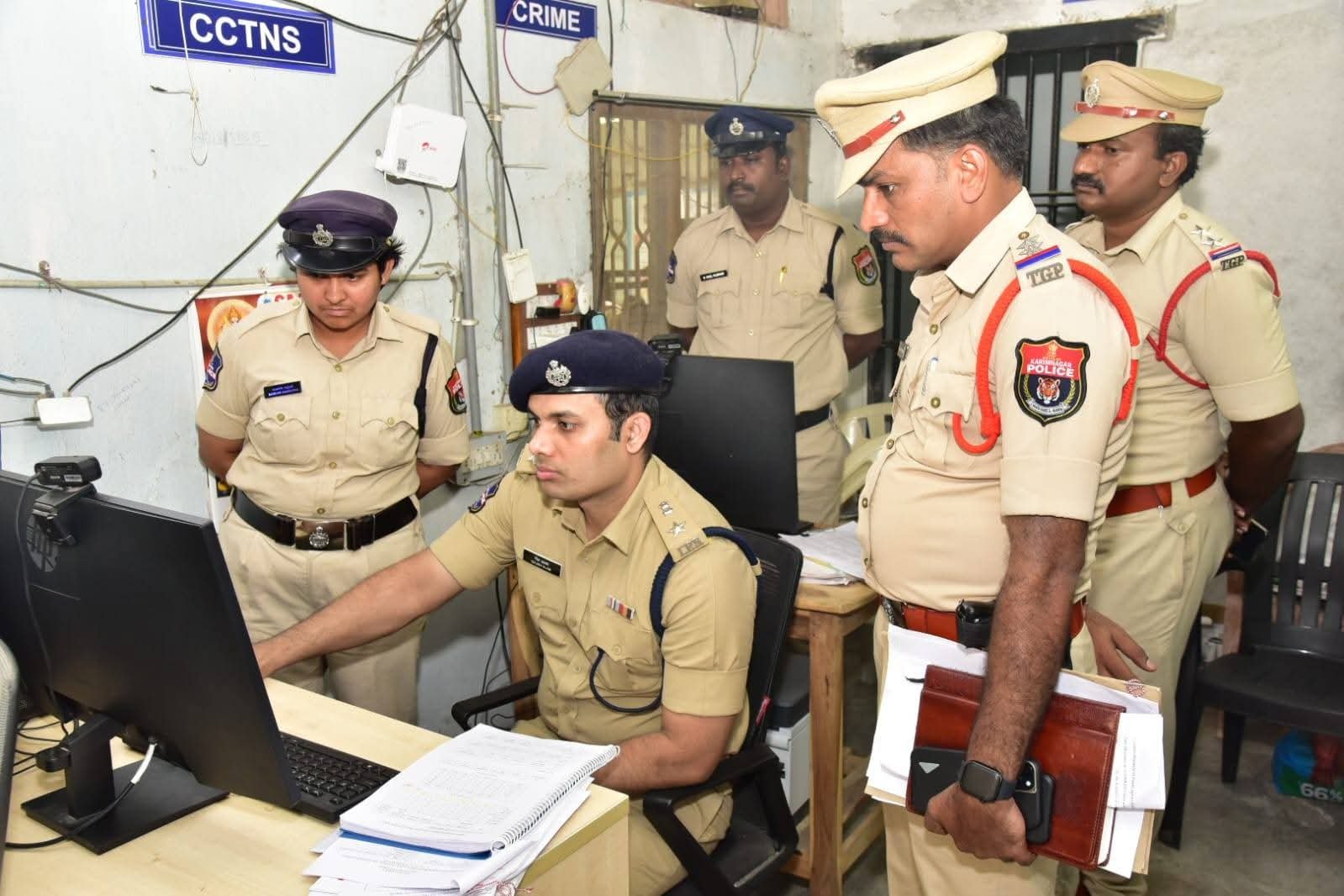 కొత్తపల్లి పోలీస్ స్టేషన్‌లో ఆకస్మిక తనిఖీ నిర్వహించిన కరీంనగర్ పోలీస్ కమిషనర్ గౌష్ ఆలం