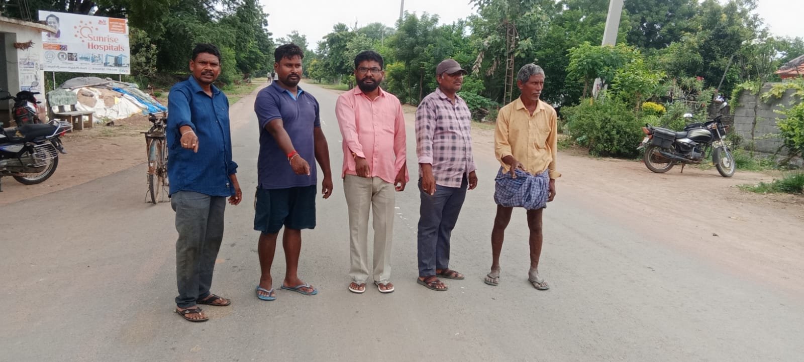 ప్రమాదకరంగా మారిన నాలుగు కూడళ్ల రహదారి  స్పీడ్ బ్రేకర్లు, ప్రమాద సూచిక బోర్డులు ఏర్పాటు చేయాలి
