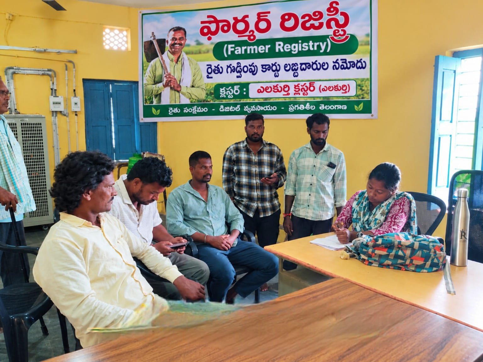 ప్రతి రైతు ఫార్మర్ రిజిస్ట్రేషన్ తప్పనిసరిగా చేసుకోవాలి  రైతులకు అవగాహన కల్పించిన ఏఈఓలు స్రవంతి, రజిత