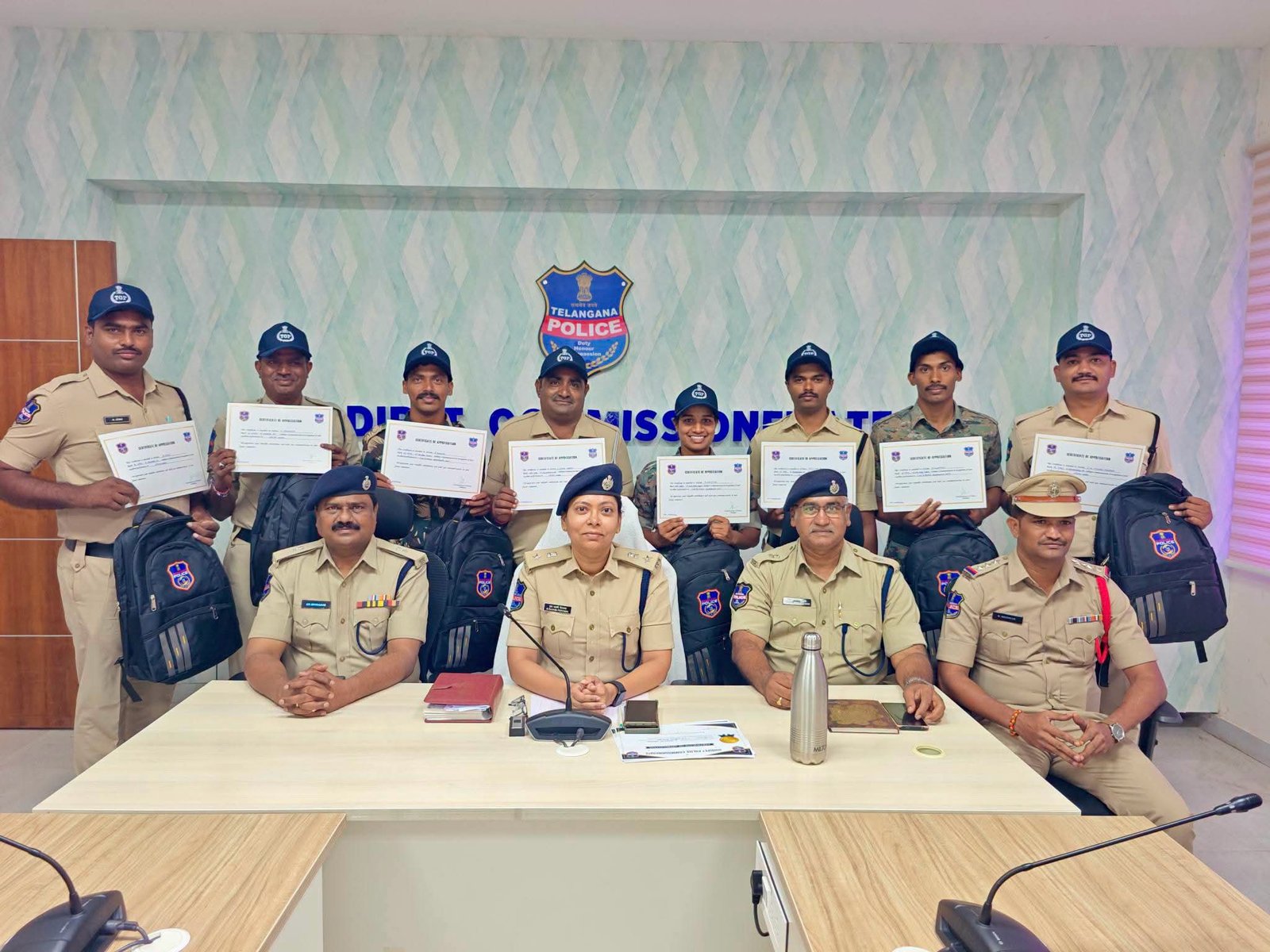 'సీపీ కనెక్ట్' చొరవలో భాగంగా ఉత్తమ ప్రతిభ కనబరిచిన 09 మంది పోలీసు సిబ్బంది అభినందన సిద్దిపేట సీపీ రష్మి పెరుమాళ్