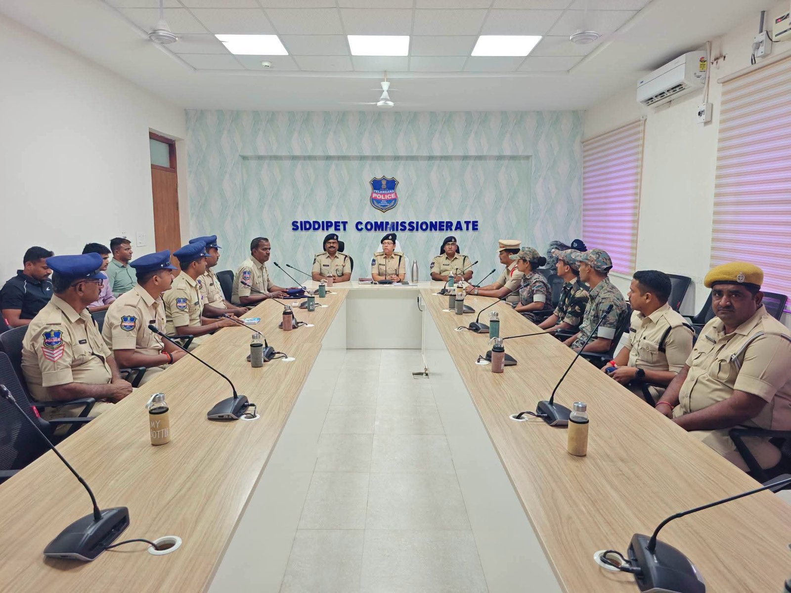 'సీపీ కనెక్ట్' చొరవలో భాగంగా ఉత్తమ ప్రతిభ కనబరిచిన 09 మంది పోలీసు సిబ్బంది అభినందన సిద్దిపేట సీపీ రష్మి పెరుమాళ్ - Additional Image
