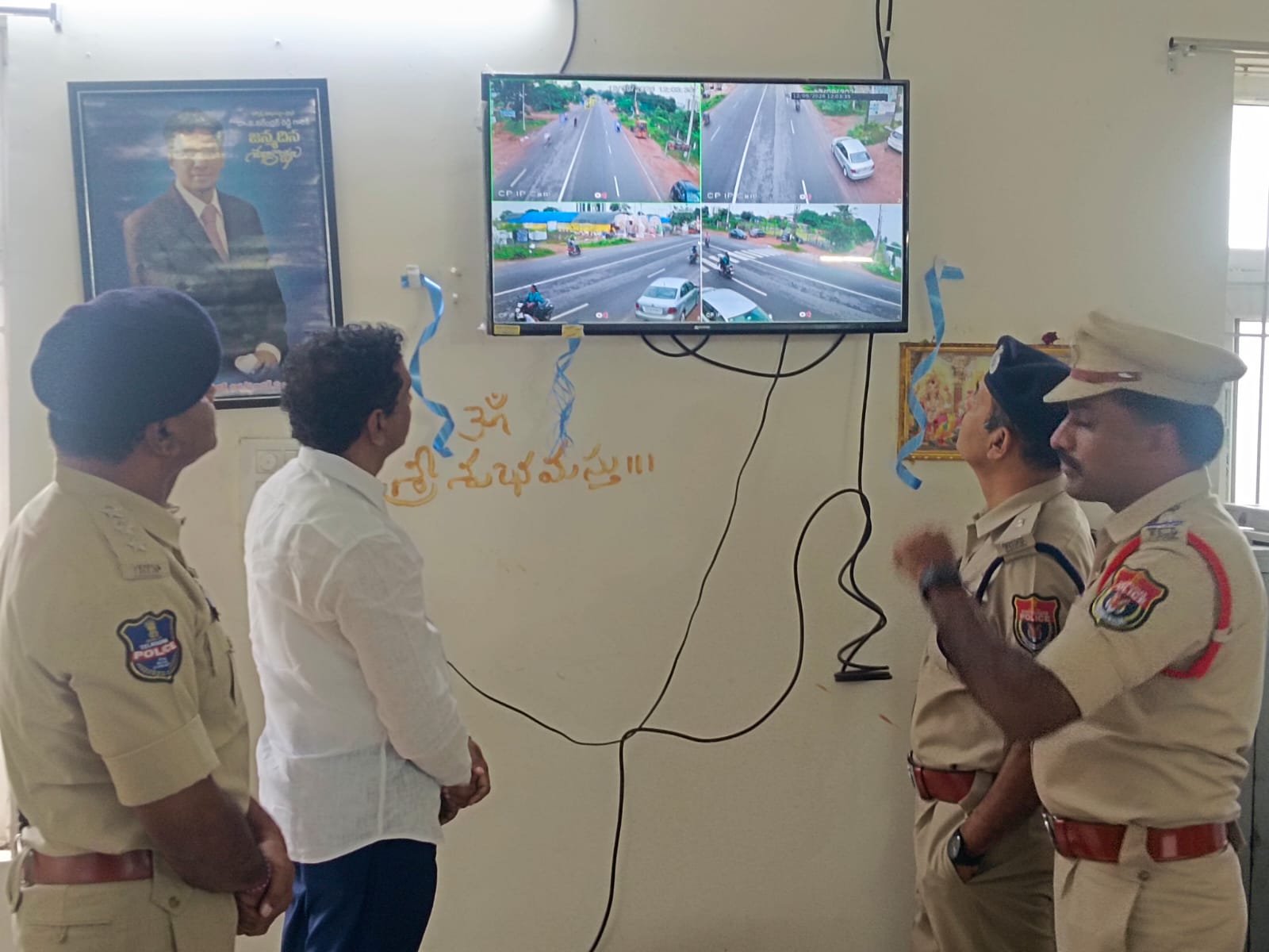 కొత్తపల్లి–జగిత్యాల హైవేపై సీసీ కెమెరాల ఏర్పాటు.. ప్రారంభించిన అదనపు డీసీపీ వెంకటరమణ రెడ్డి, అల్ఫోర్స్ నరేందర్ రెడ్డి - Additional Image