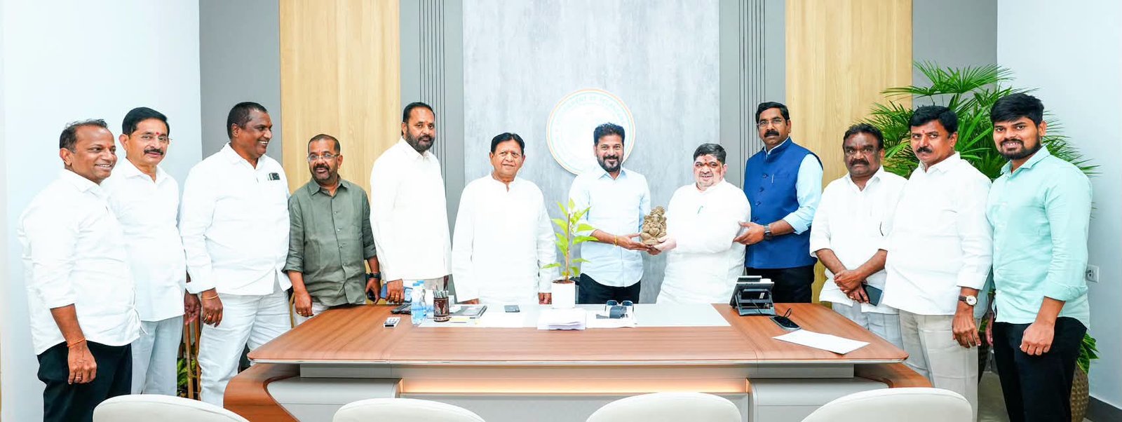 మట్టి గణపతిని పూజిద్దాం  పర్యావరణాన్ని కాపాడుకుందాం సీఎం రేవంత్ రెడ్డికి మట్టి వినాయకుడిని అందజేసిన ప్రభుత్వ విప్ చింతకుంట విజయరమణ రావు, మంత్రి పొన్నం ప్రభాకర్