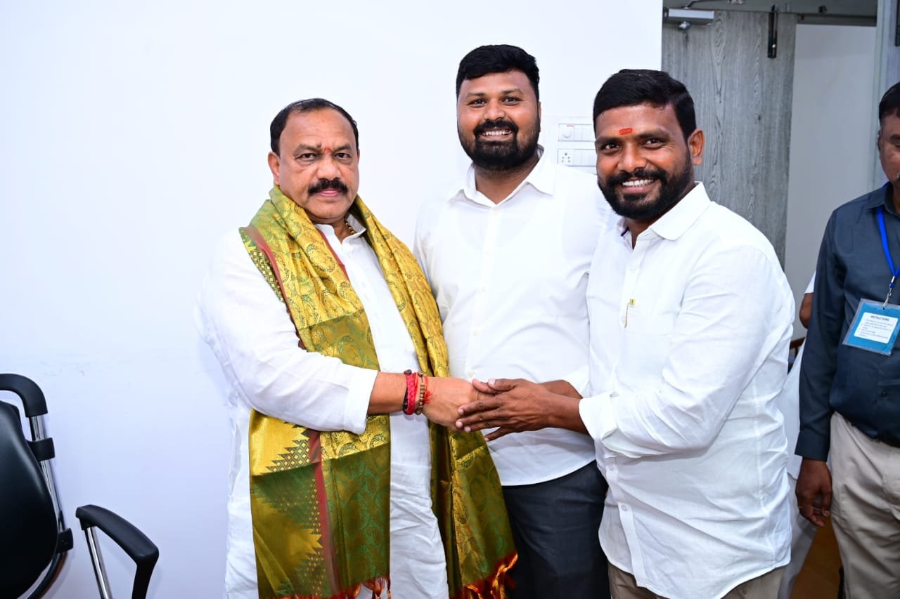 బీసీల సమస్యలపై పీసీసీ చీఫ్‌కు వర్ధన్నపేట కాంగ్రెస్ నేతల వినతి