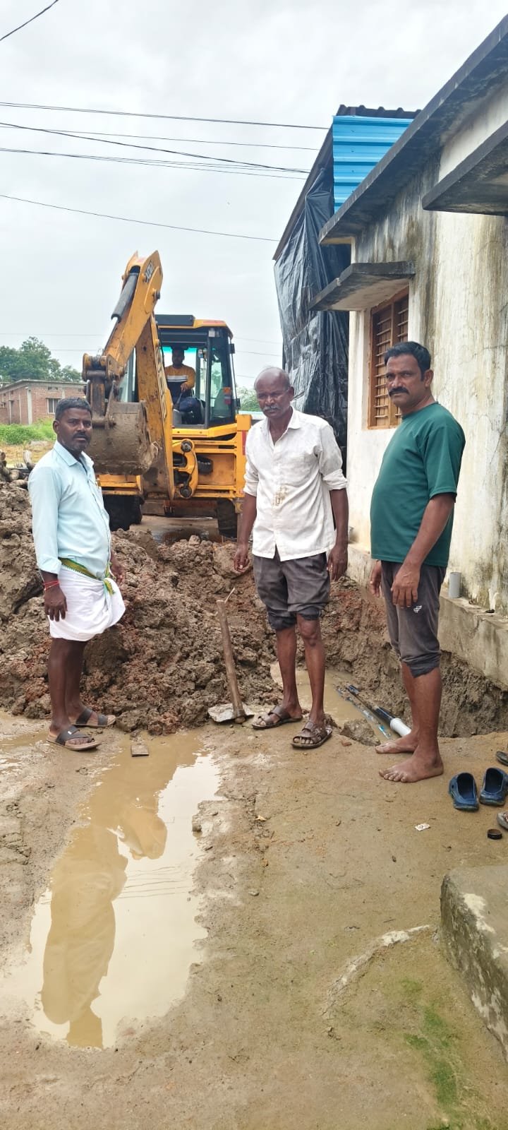 రజక కాలనీలో మిషన్ భగీరథ పైప్‌లైన్‌ లీకేజీకి మరమ్మతులు