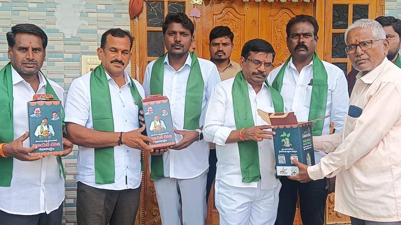 బోయినిపల్లి మండలంలోని బీఆర్‌ఎస్‌ నాయకులకు విత్తన గణపతి విగ్రహాల పంపిణీ