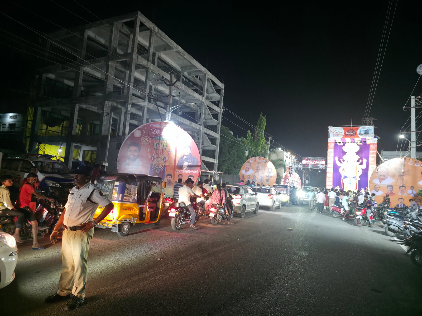 కరీంనగర్‌లో వినాయక మండపాల జోరు.. రామనగర్ రోడ్డులో భారీ ట్రాఫిక్ జామ్, ప్రజల ఇబ్బందులు - Additional Image