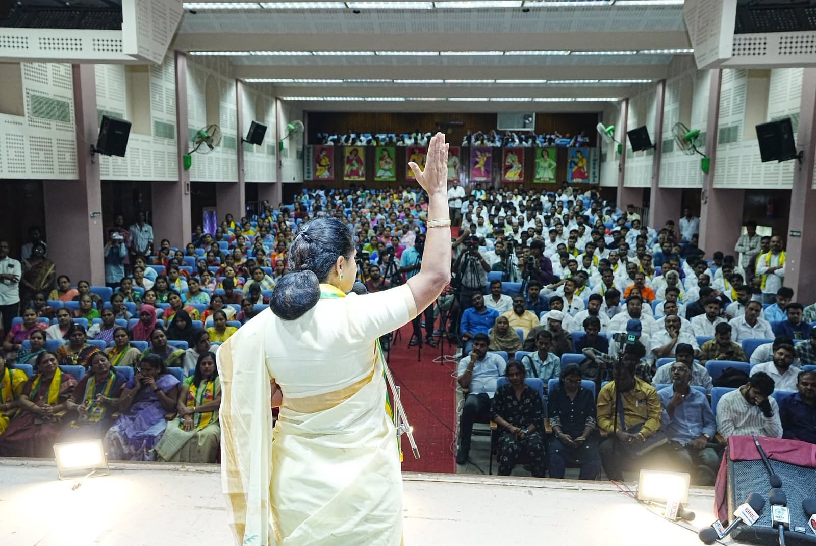 ఉద్యోగ, ఉపాధ్యాయుల సమస్యలపై స్పందించని పక్షంలో హైదరాబాద్ దిగ్భంధం తప్పదు బీఆర్ఎస్ అధినేత్రి కల్వకుంట్ల కవిత - Additional Image