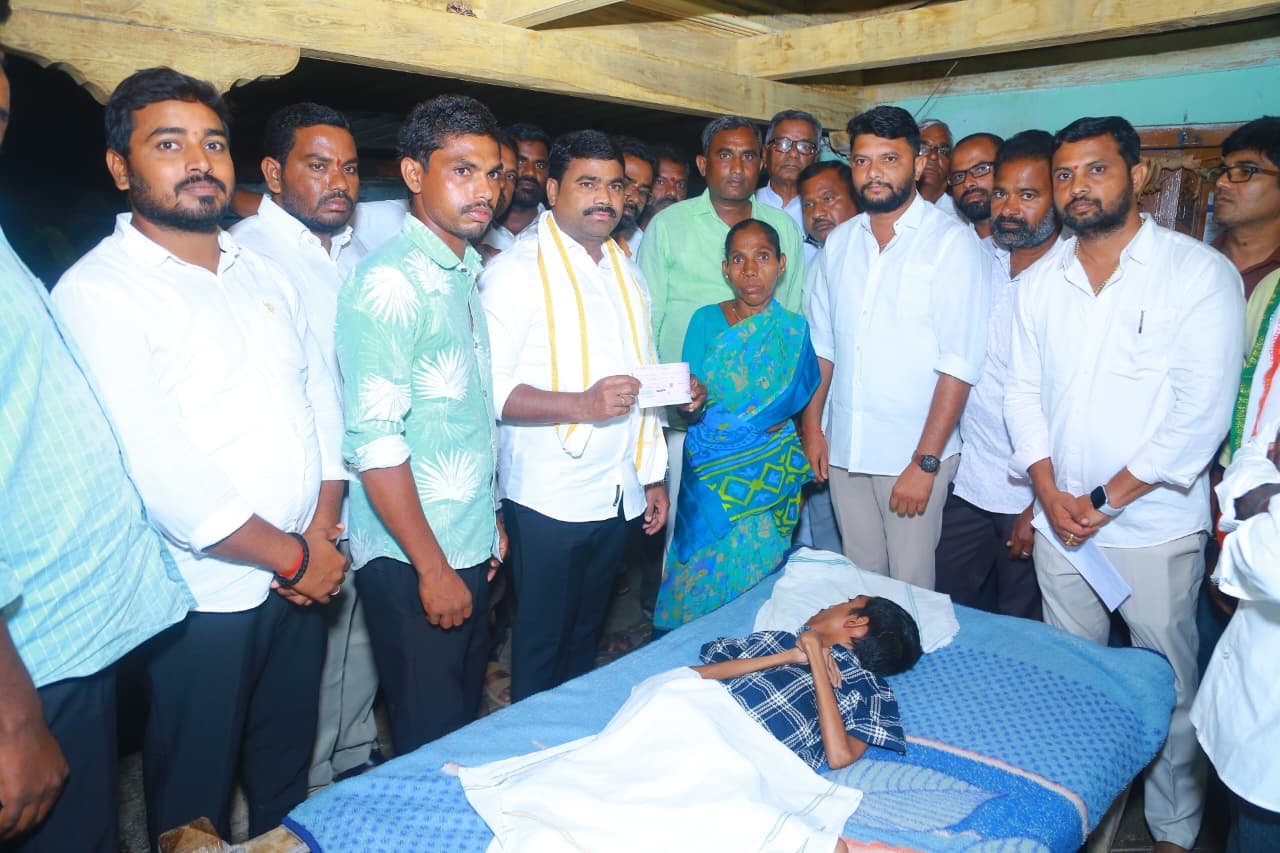 బాధిత కుటుంబాలకు ఎమ్మెల్యే సత్యం పరామర్శ  ఆర్థిక సహాయం అందజేత - Additional Image