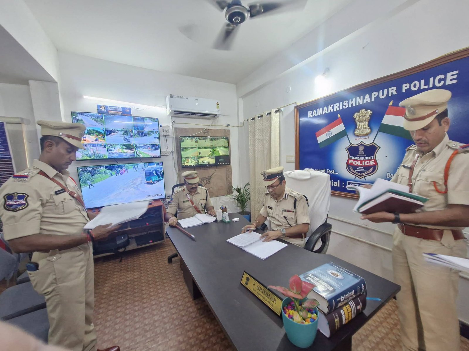 రామకృష్ణాపూర్ పోలీస్ స్టేషన్‌ను వార్షిక తనిఖీ చేసిన రామగుండం పోలీస్ కమిషనర్ - Additional Image