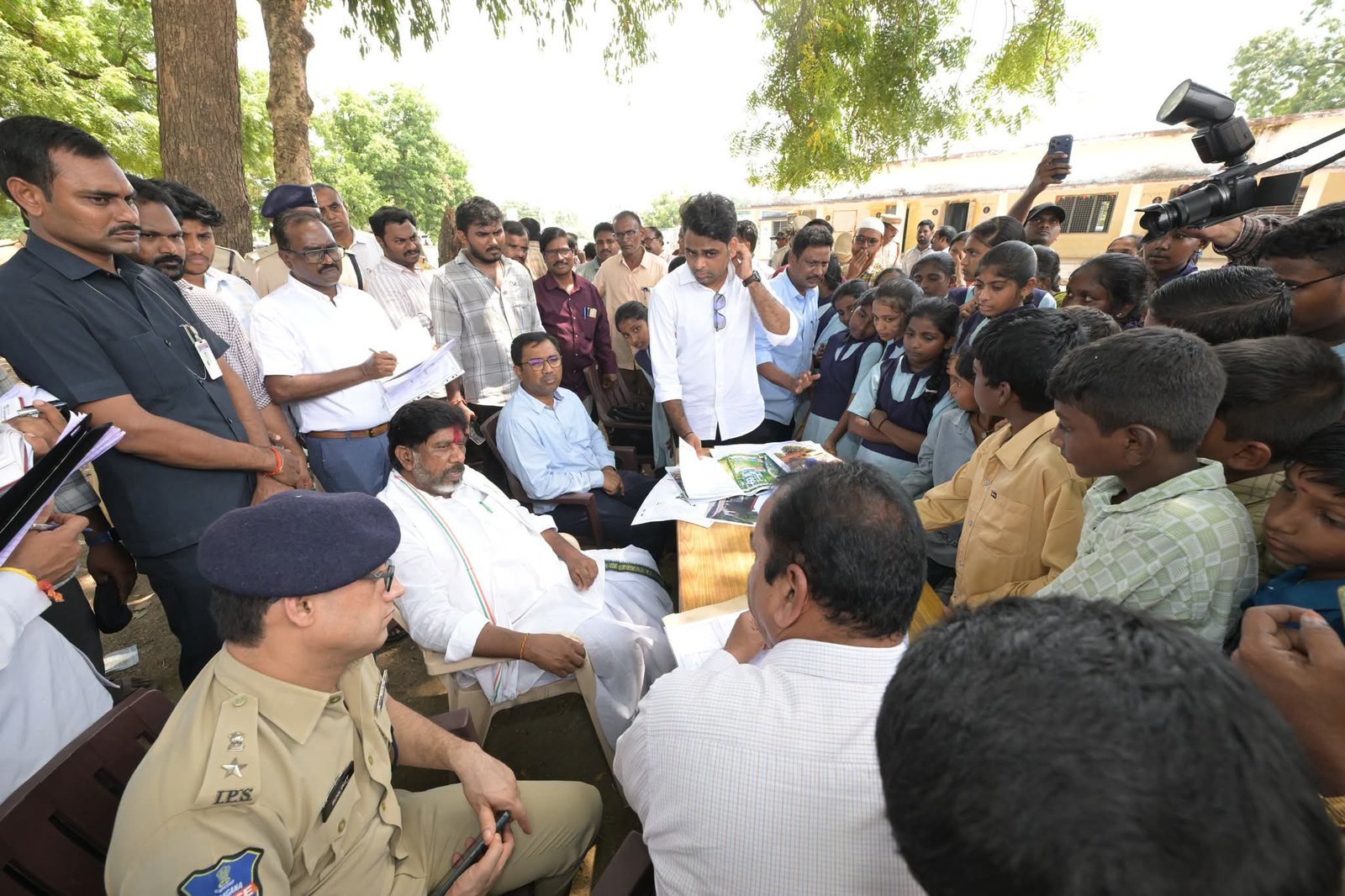 విద్యార్థులతో ఆప్యాయంగా ముచ్చటించిన డిప్యూటీ సీఎం భట్టి విక్రమార్క - గణిత ఉపాధ్యాయుడి నియామకానికి ఆదేశం