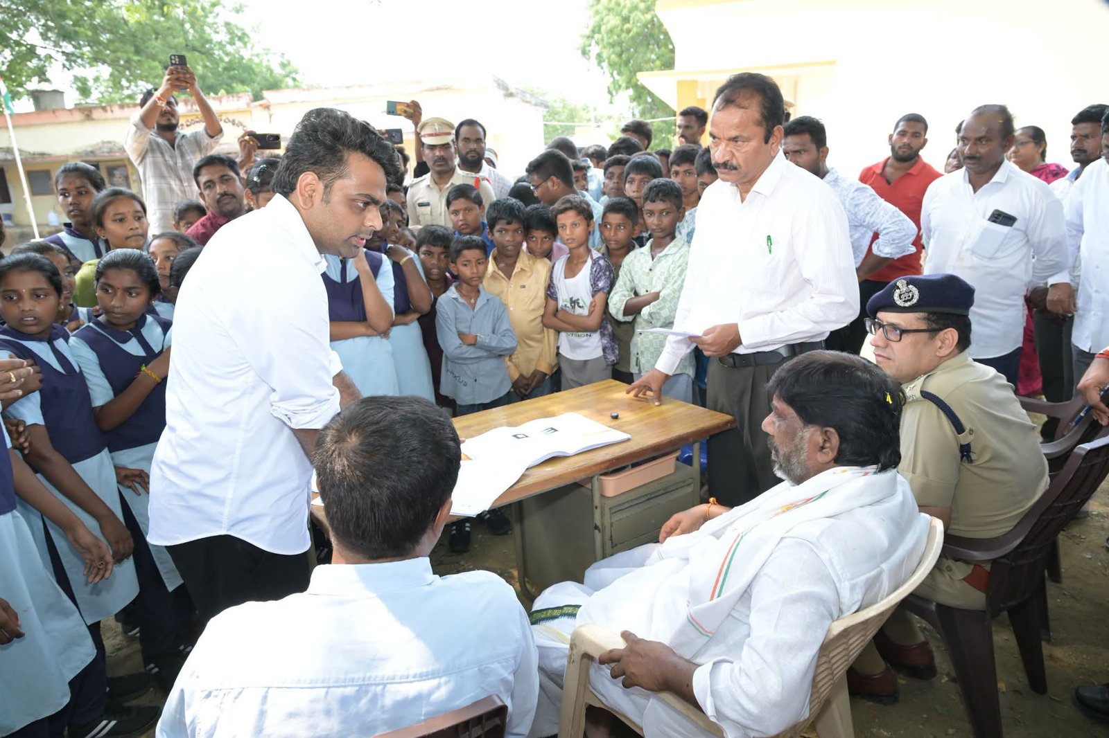 విద్యార్థులతో ఆప్యాయంగా ముచ్చటించిన డిప్యూటీ సీఎం భట్టి విక్రమార్క - గణిత ఉపాధ్యాయుడి నియామకానికి ఆదేశం - Additional Image