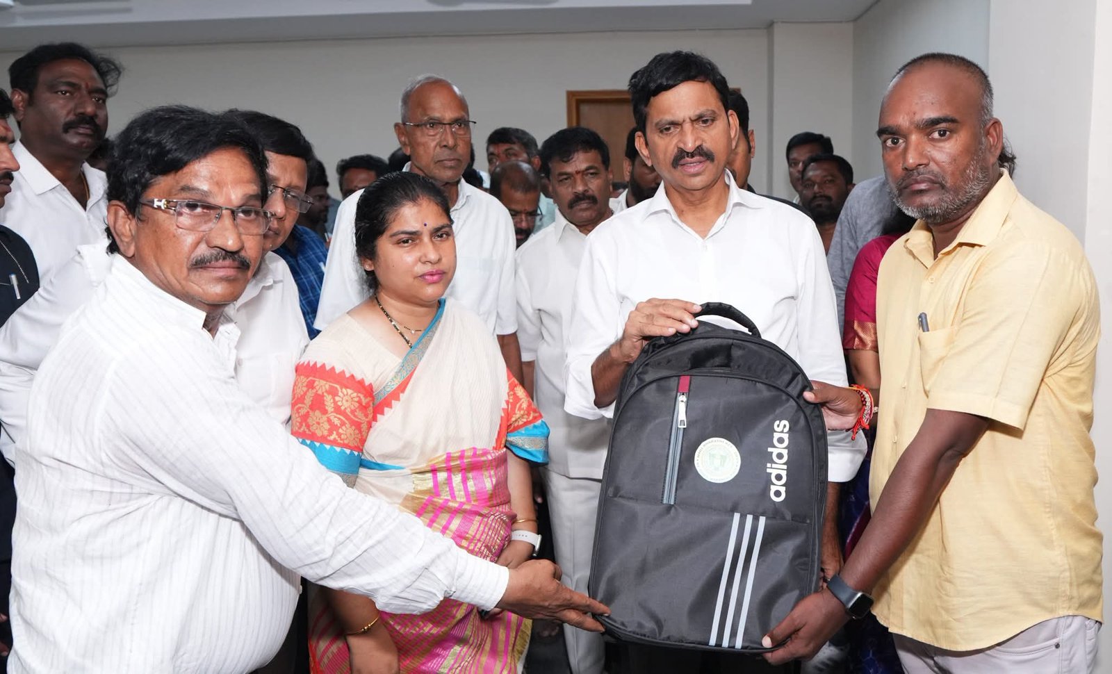 లైసెన్స్‌డ్‌ సర్వేయర్లకు కిట్లు అందజేత - మంత్రి పొంగులేటి శ్రీనివాస్ రెడ్డి