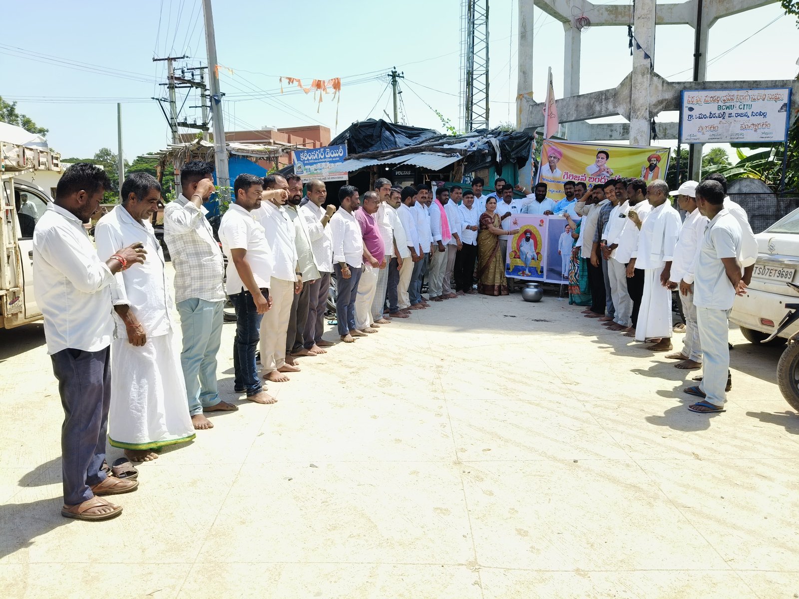 వీర్నపల్లిలో కేసీఆర్‌, సంత్‌ సేవాలాల్‌ మహారాజ్‌ చిత్రపటాలకు బంజారాల పాలాభిషేకం ఎస్టీ రిజర్వేషన్ల పెంపును గుర్తుచేసుకుంటూ కృతజ్ఞతా కార్యక్రమం
