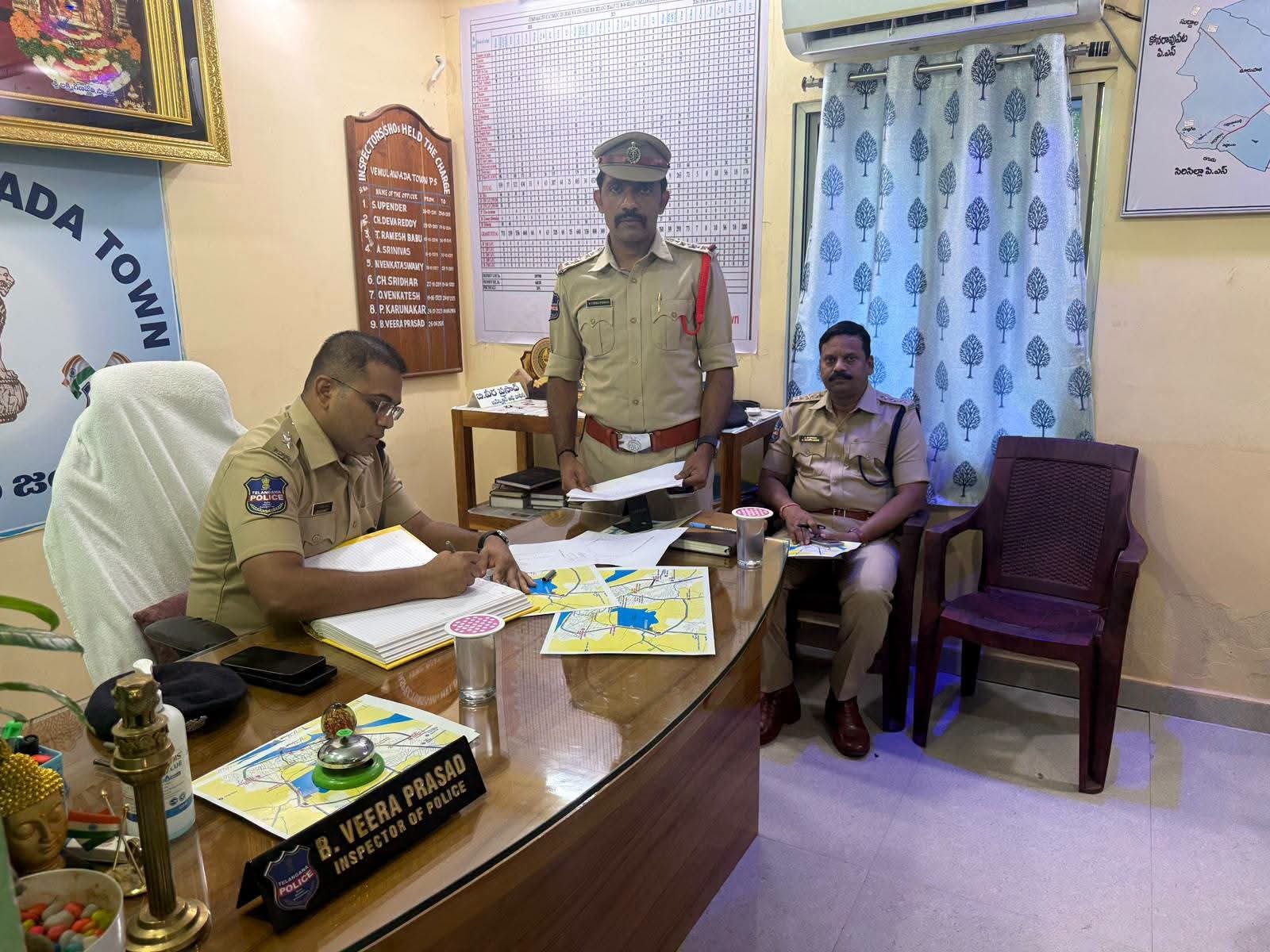వేములవాడ పట్టణ పోలీస్ స్టేషన్ ఆకస్మిక తనిఖీ - గణేష్ శోభాయాత్ర భద్రతపై అధికారులకు దిశానిర్దేశం